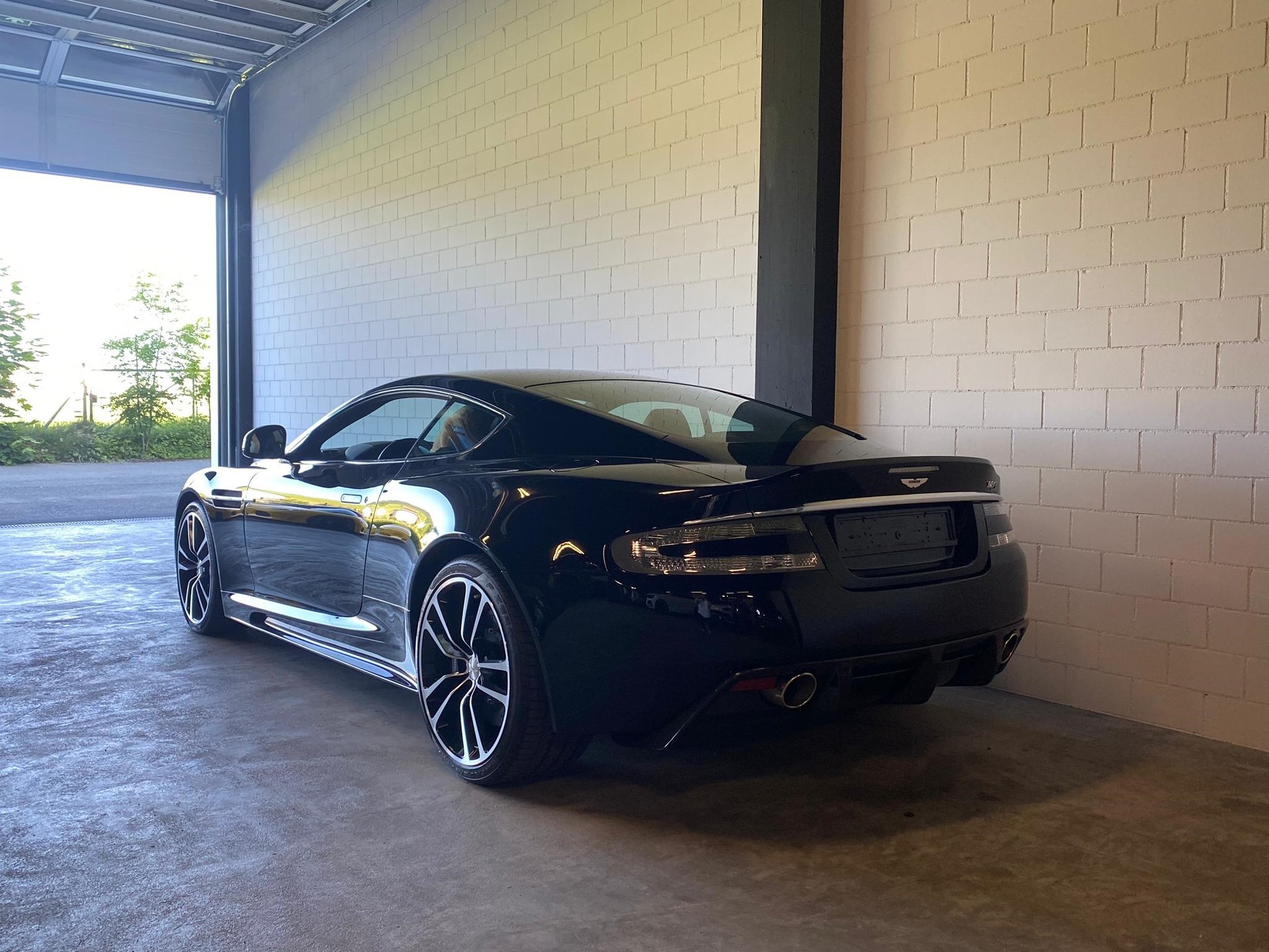 ASTON MARTIN DBS Coupé Touchtronic 2 "Carbon Black Edition"-showroom-element-2