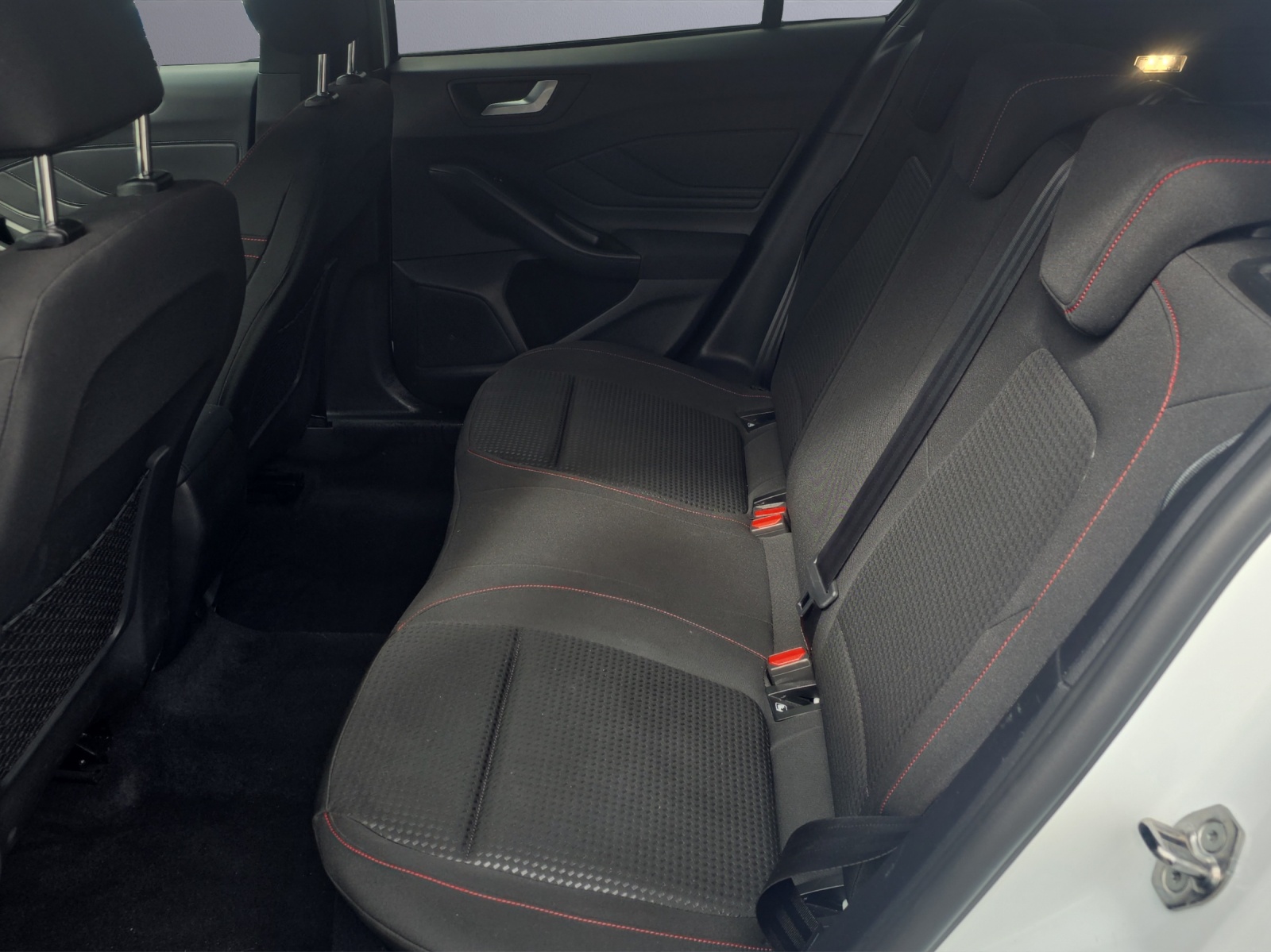 FORD Focus Station Wagon 1.0i EcoB ST-Line-image-7