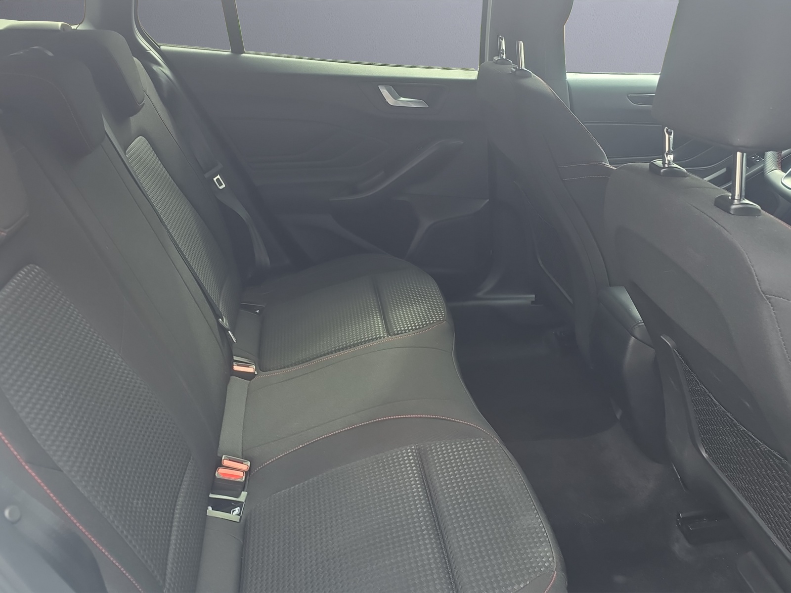 FORD Focus Station Wagon 1.0i EcoB ST-Line-image-12