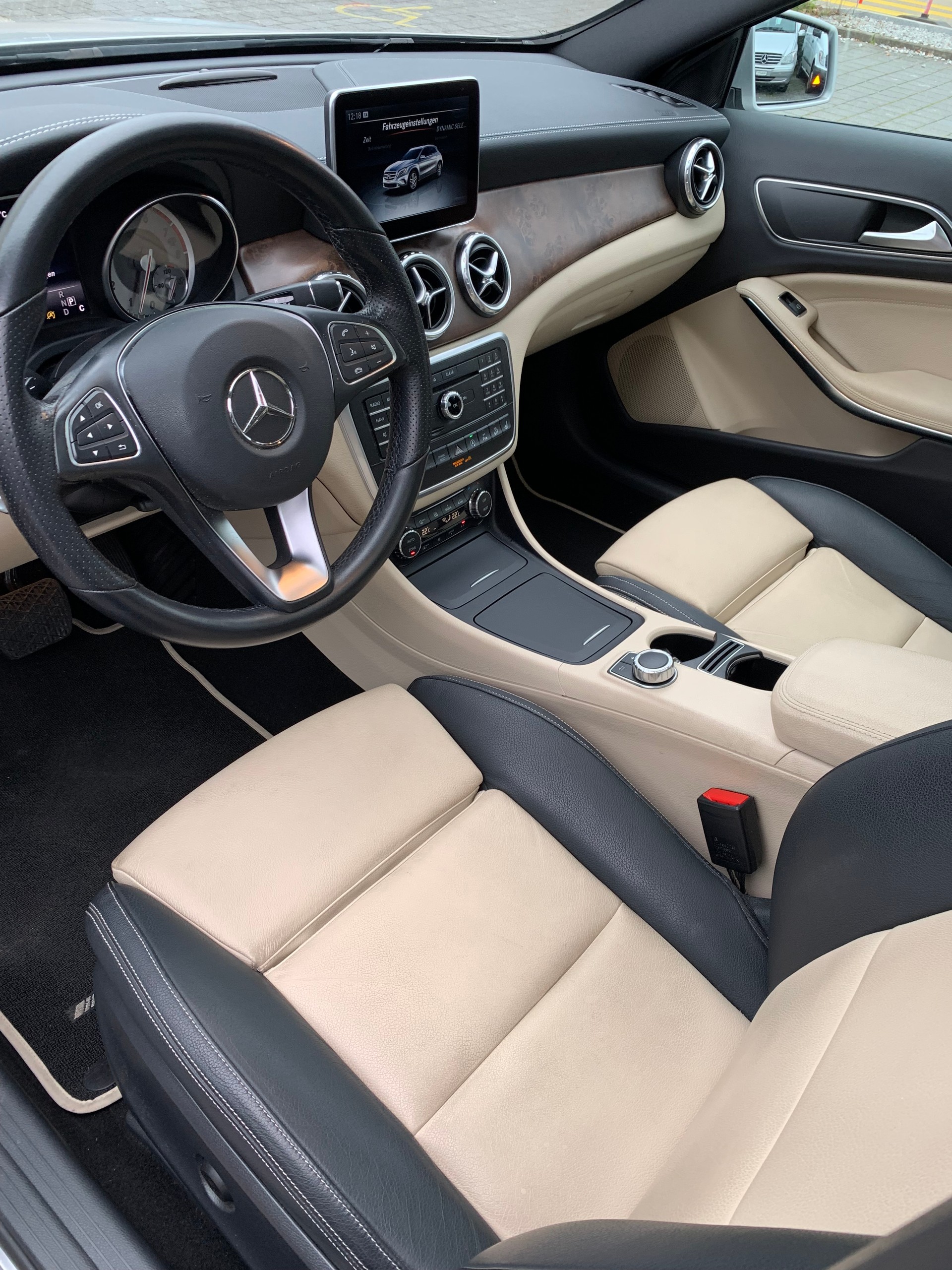 MERCEDES-BENZ GLA 250 Urban 4Matic 7G-DCT-image-6