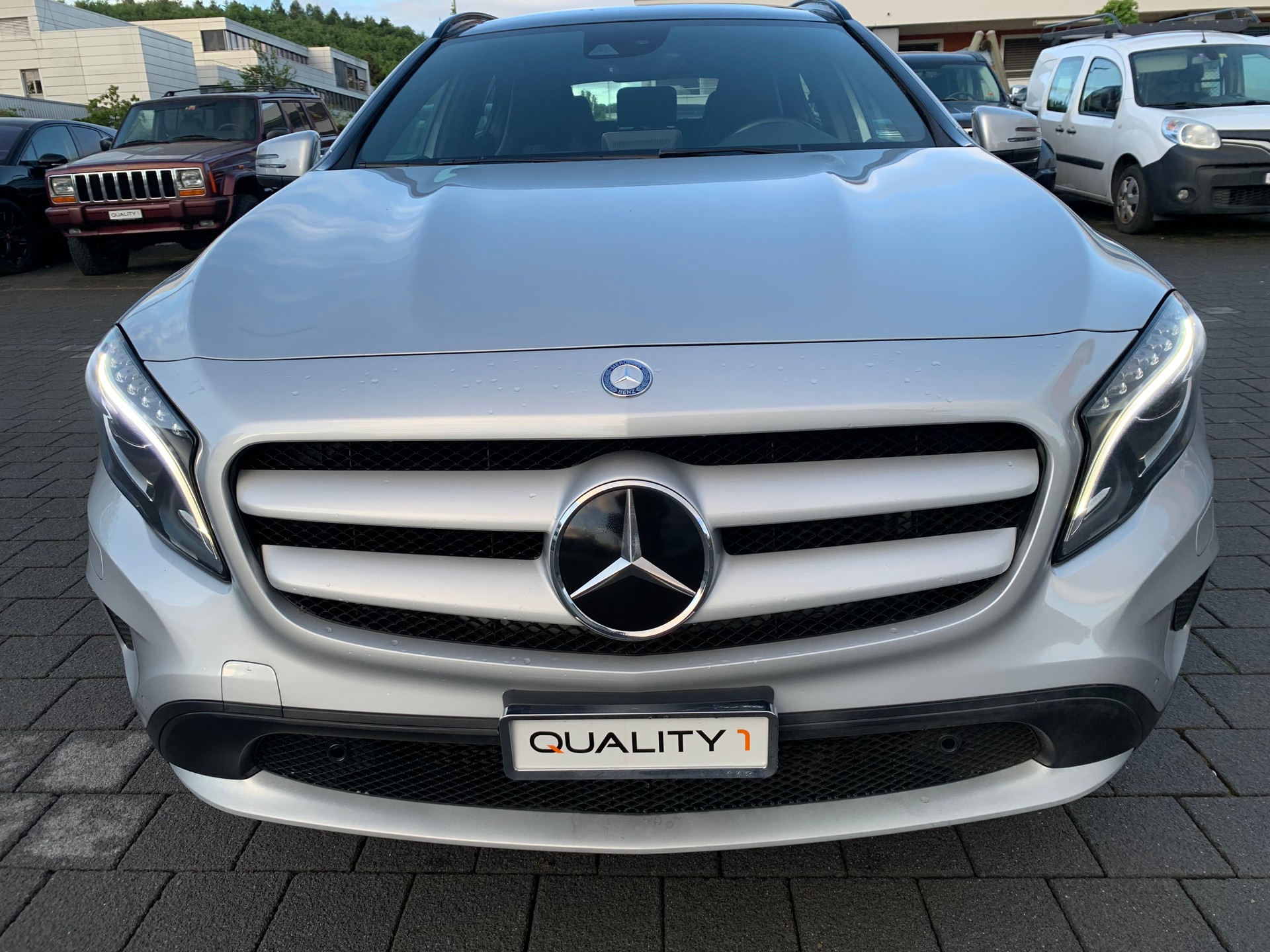 MERCEDES-BENZ GLA 250 Urban 4Matic 7G-DCT-image-4