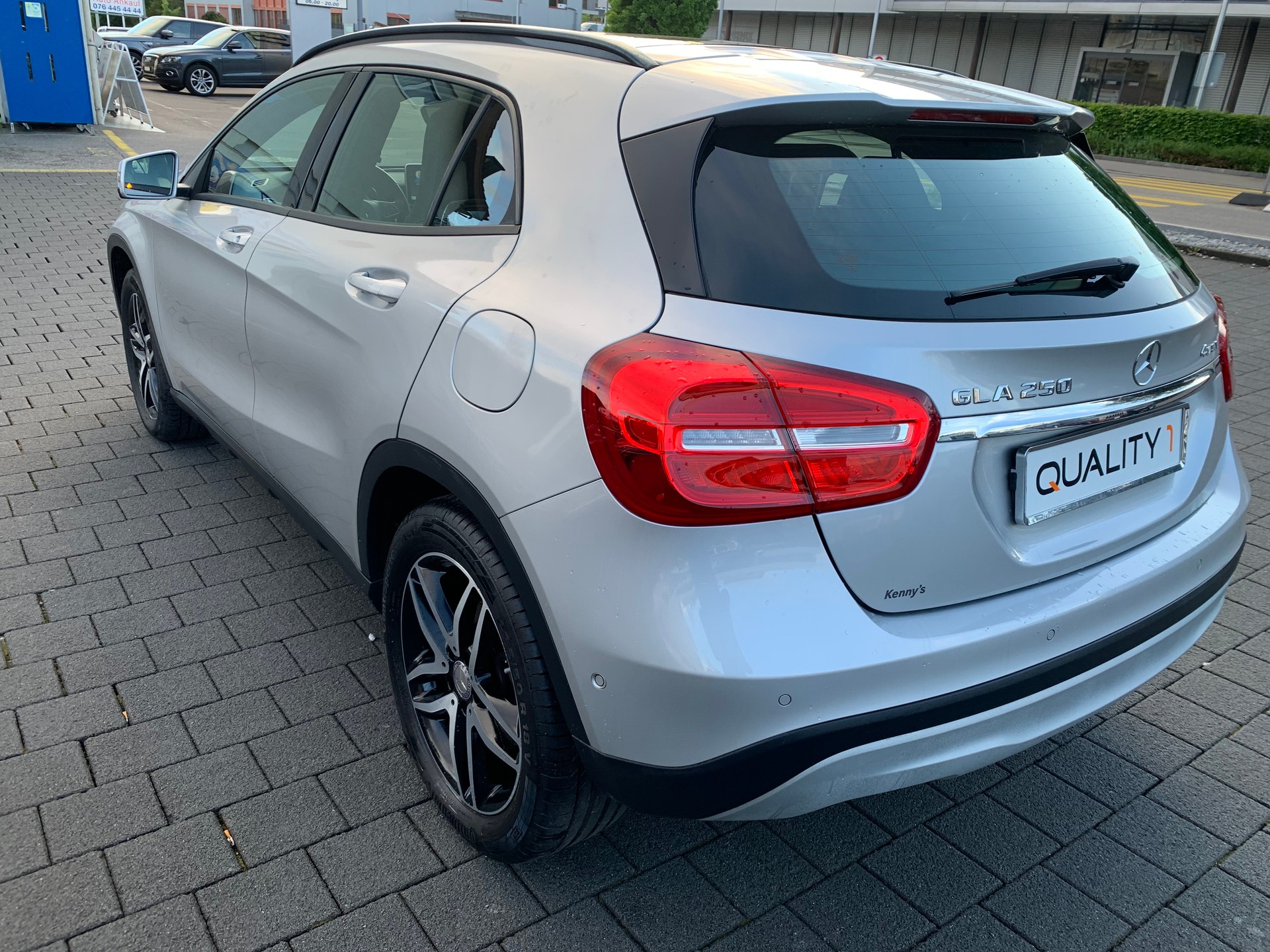 MERCEDES-BENZ GLA 250 Urban 4Matic 7G-DCT-image-2