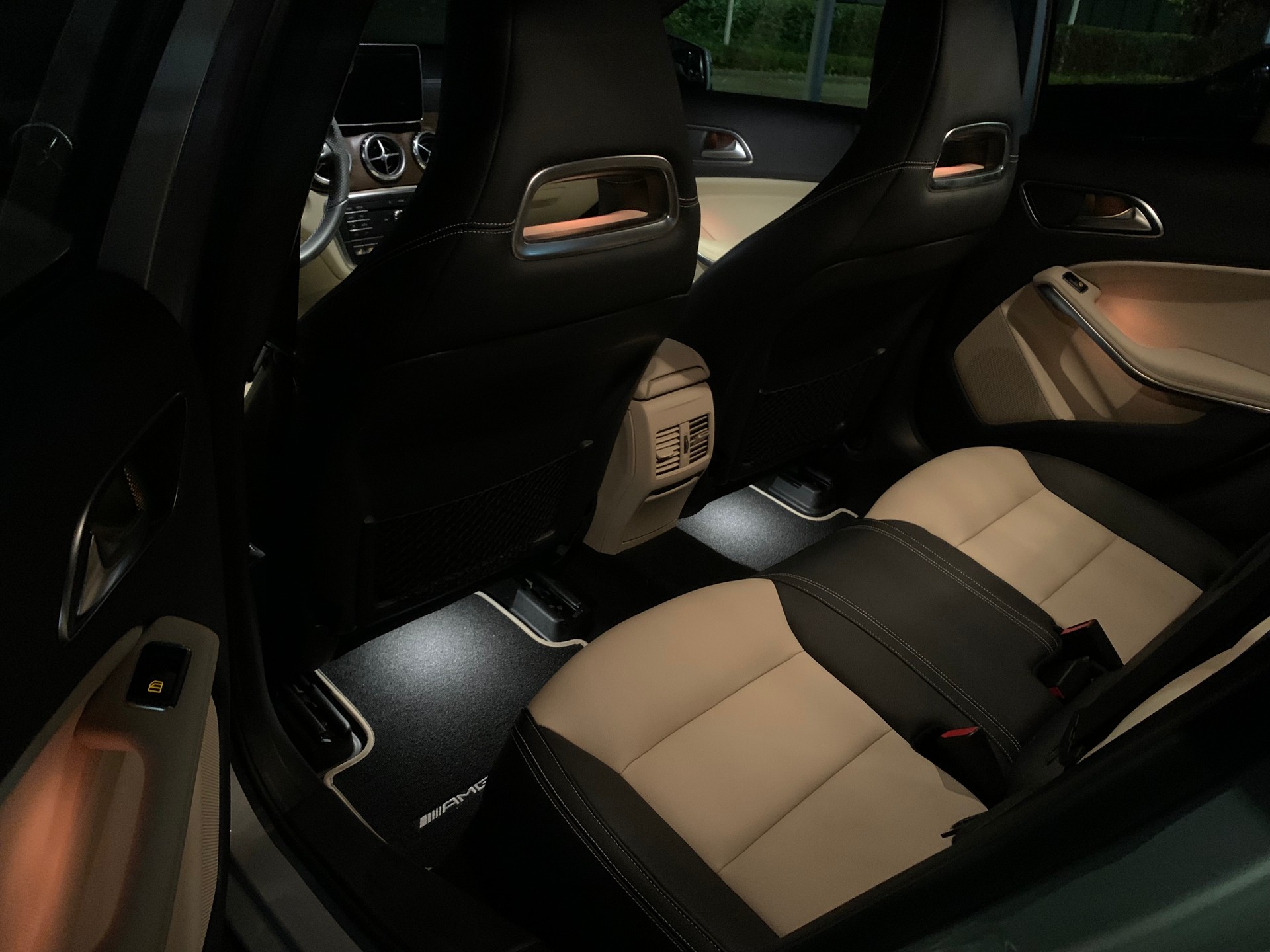 MERCEDES-BENZ GLA 250 Urban 4Matic 7G-DCT-image-12