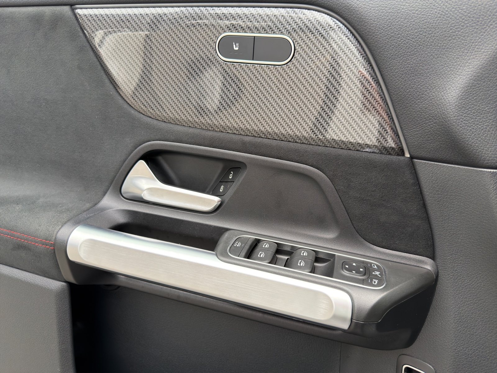 MERCEDES-BENZ GLB 200 4Matic AMG Line 8G-Tronic-image-10