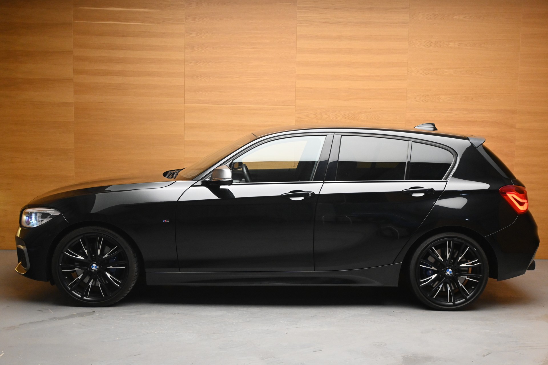 BMW M140i xDrive Steptronic-showroom-element-3
