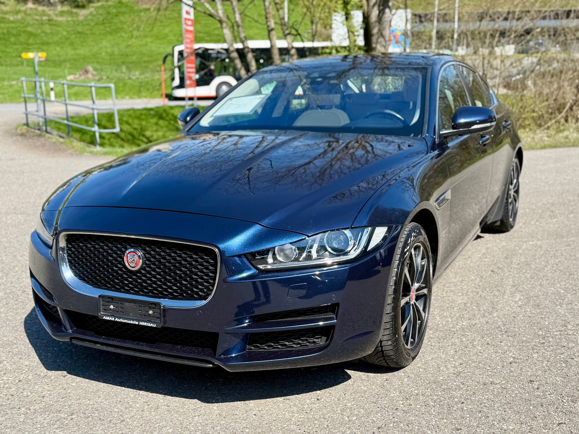 JAGUAR XE 20d Pure AWD Automat-image-5
