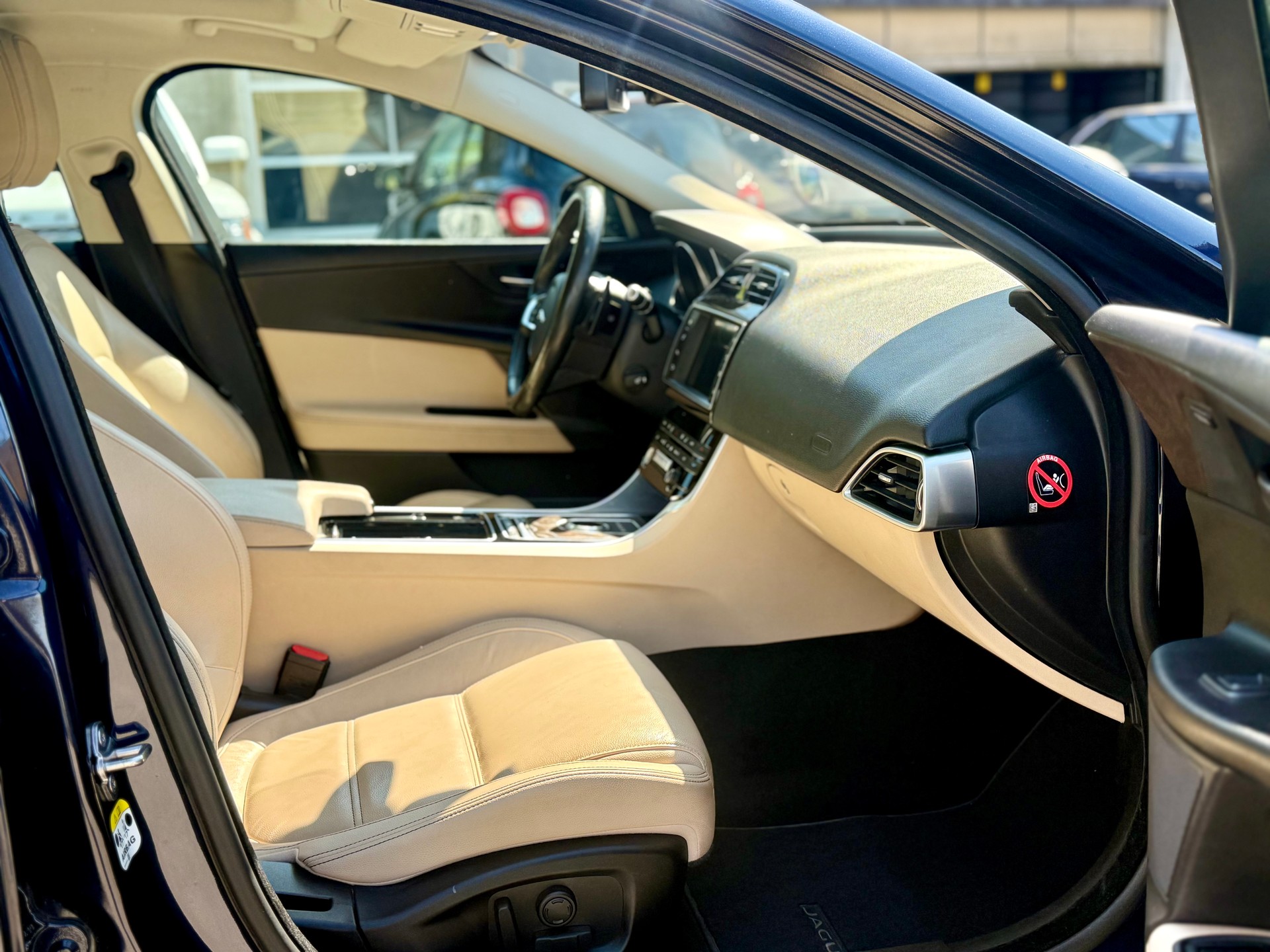 JAGUAR XE 20d Pure AWD Automat-image-14