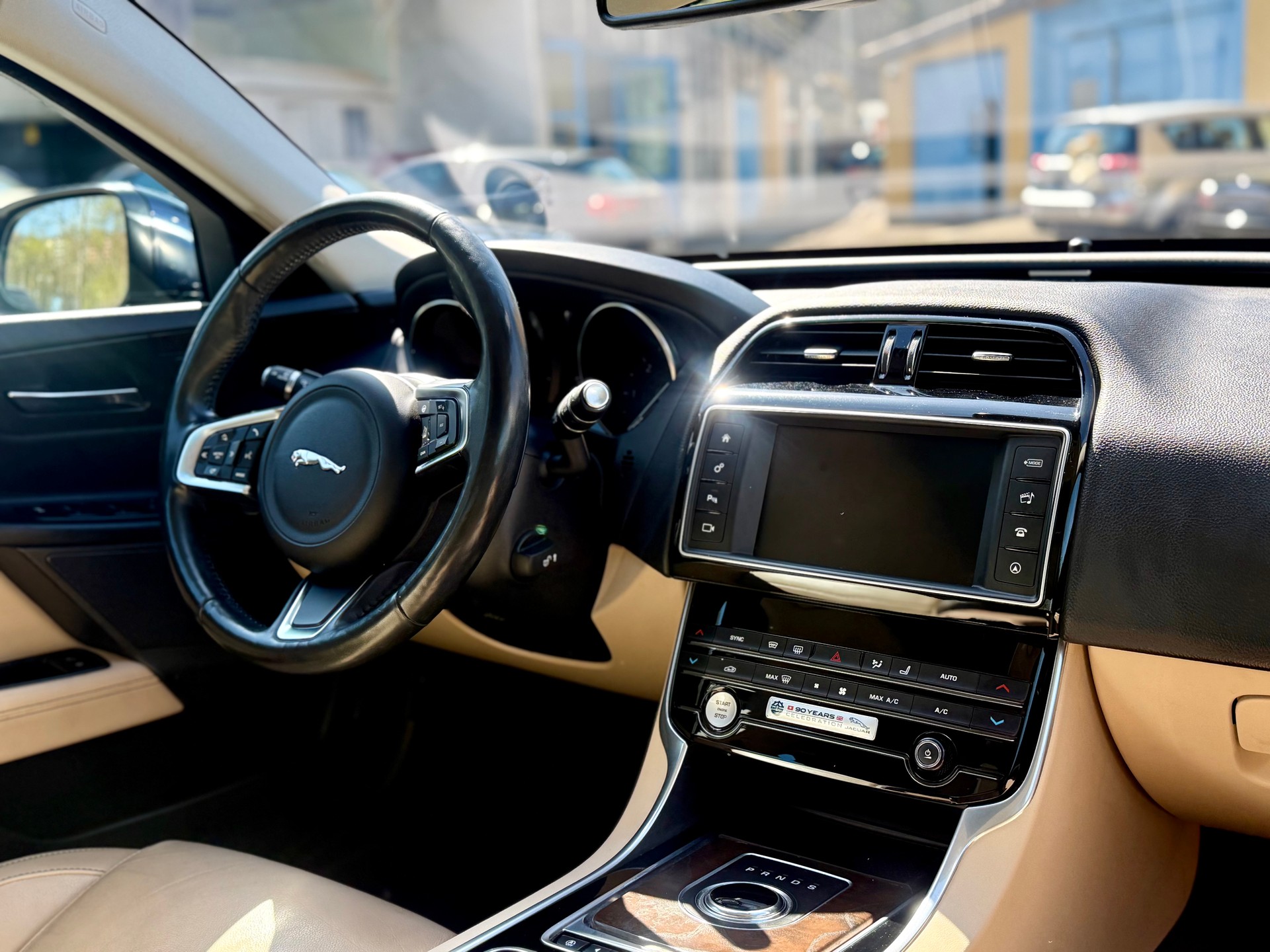 JAGUAR XE 20d Pure AWD Automat-image-13