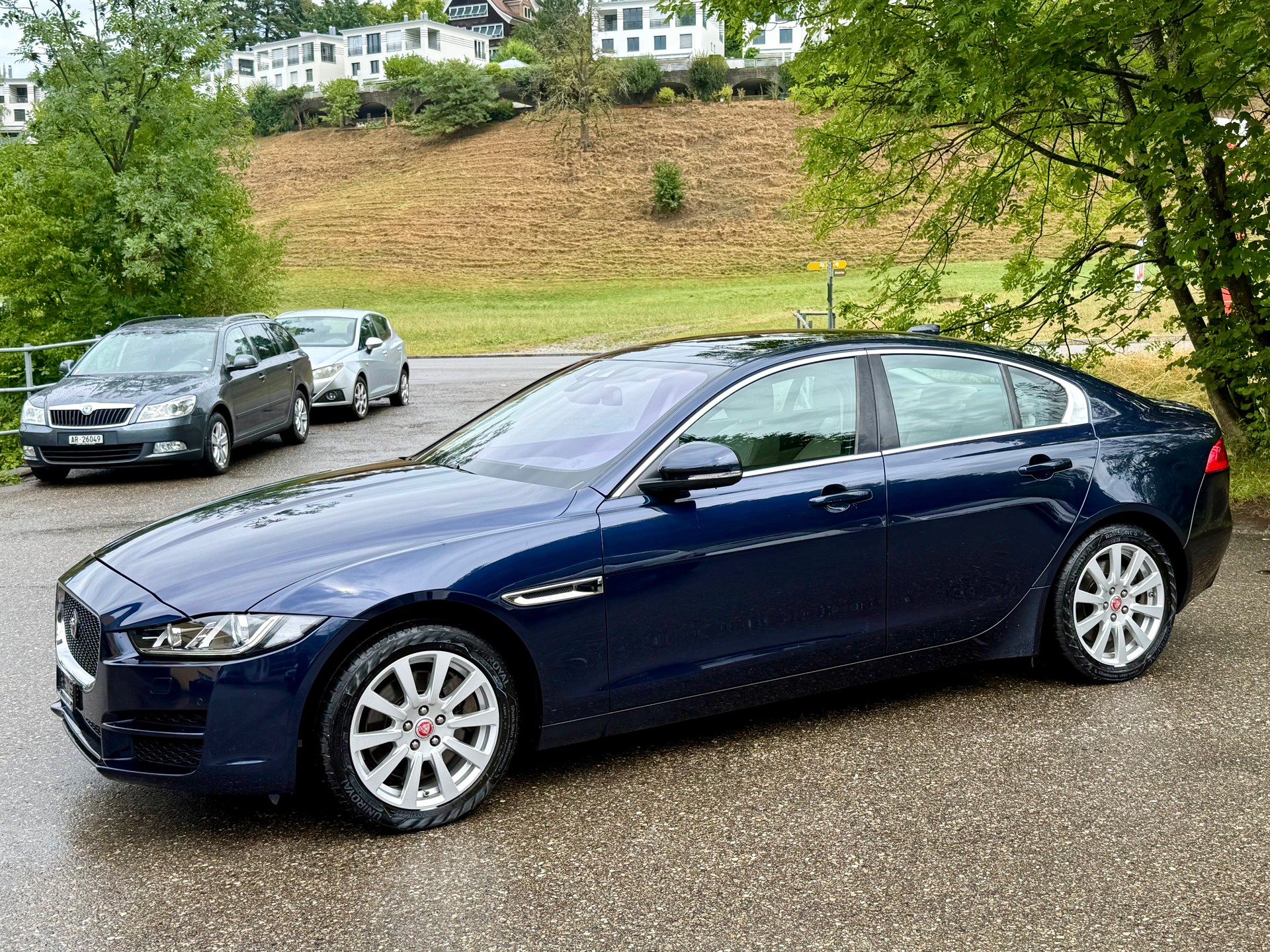 JAGUAR XE 20d Pure AWD Automat-image-2