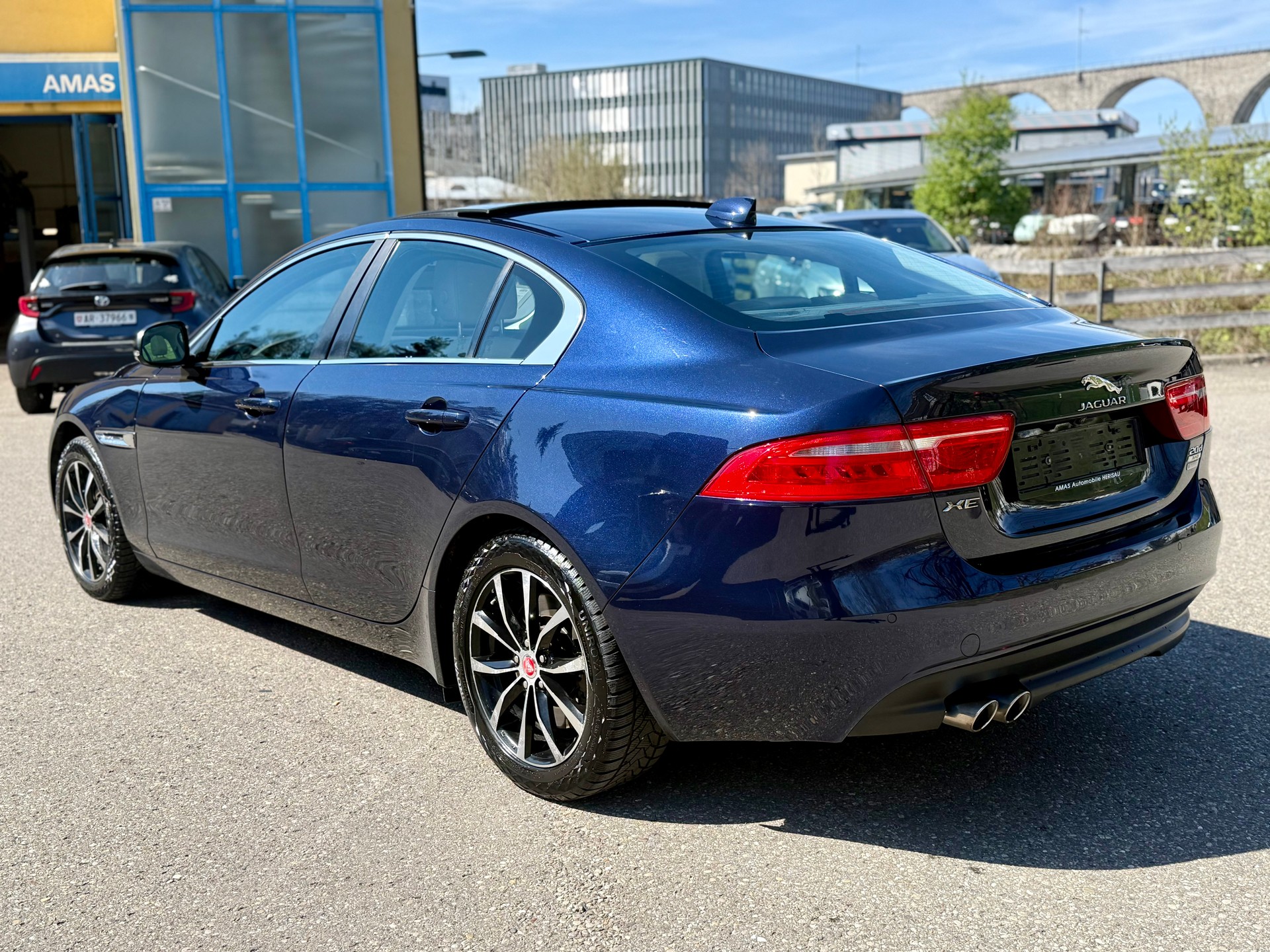 JAGUAR XE 20d Pure AWD Automat-image-7