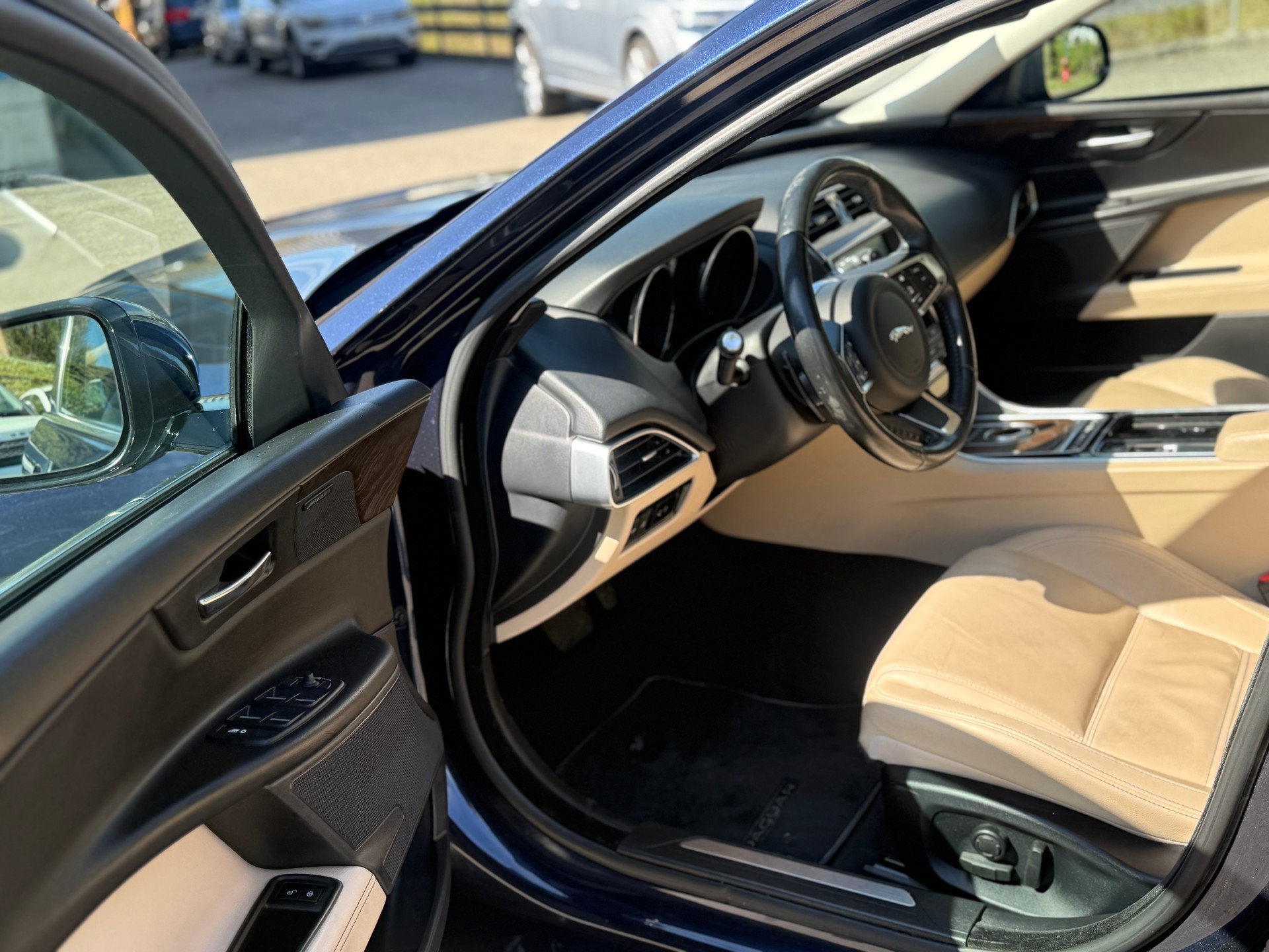 JAGUAR XE 20d Pure AWD Automat-image-10