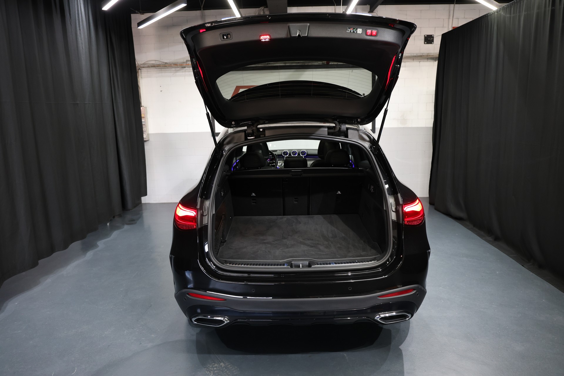 MERCEDES-BENZ GLC 300 d 4Matic AMG Line 9G-Tronic Burmester AHK Pano-image-10