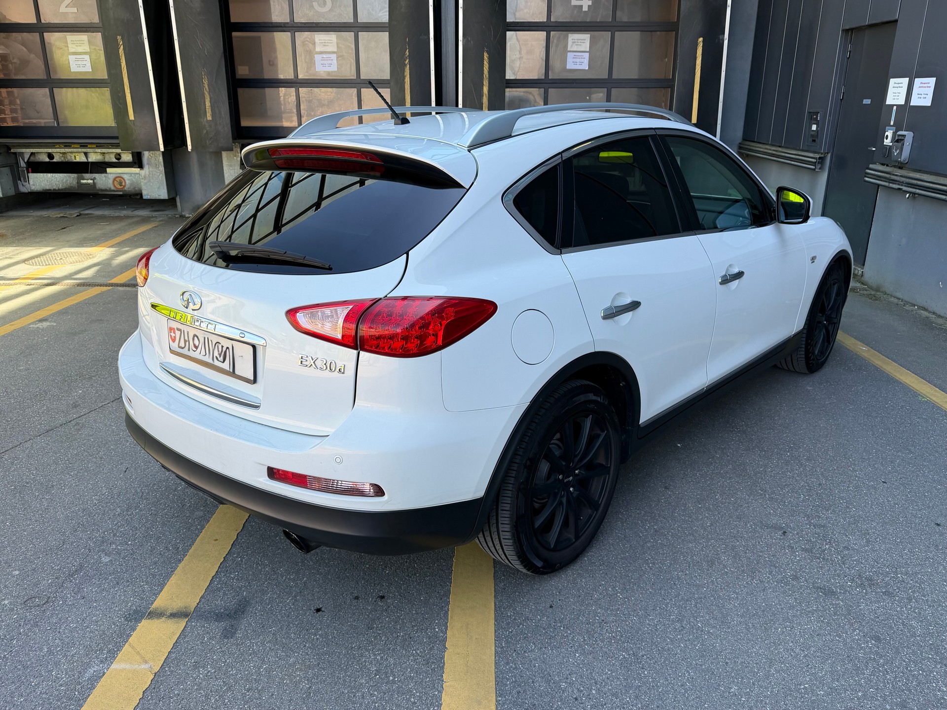 INFINITI EX30d GT AWD Automatic-showroom-element-3