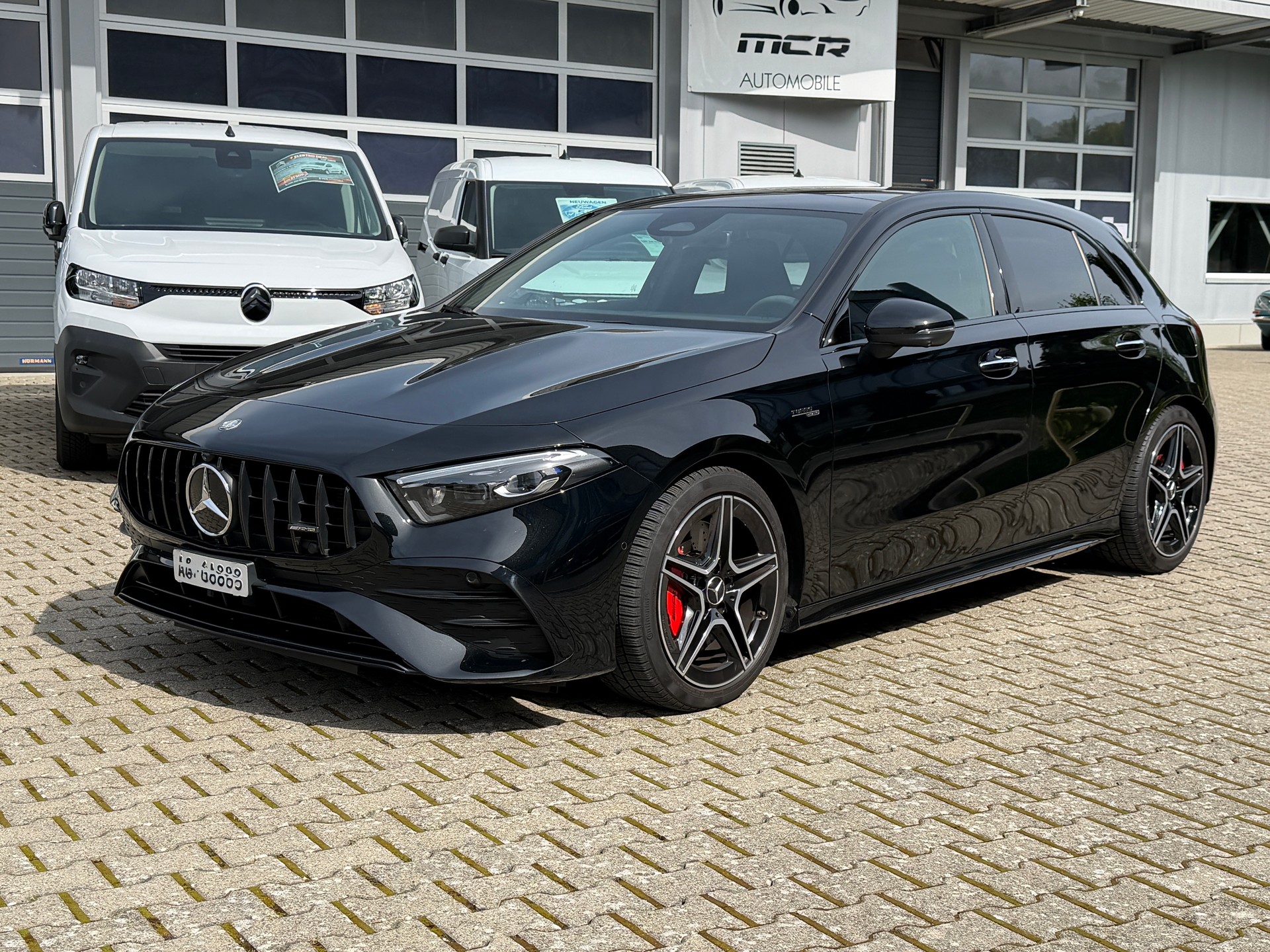 MERCEDES-BENZ A AMG 35 4Matic 8G-DCT-showroom-element-2