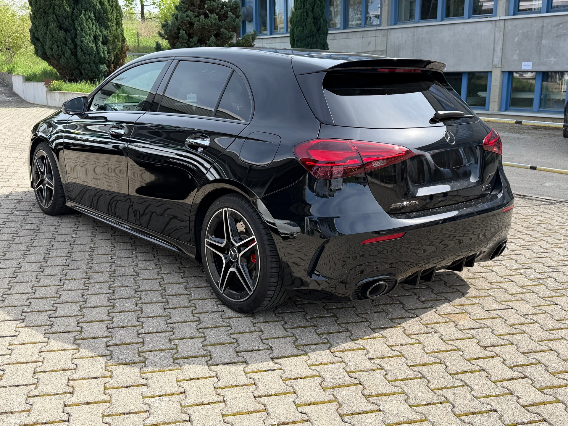 MERCEDES-BENZ A AMG 35 4Matic 8G-DCT-showroom-element-1