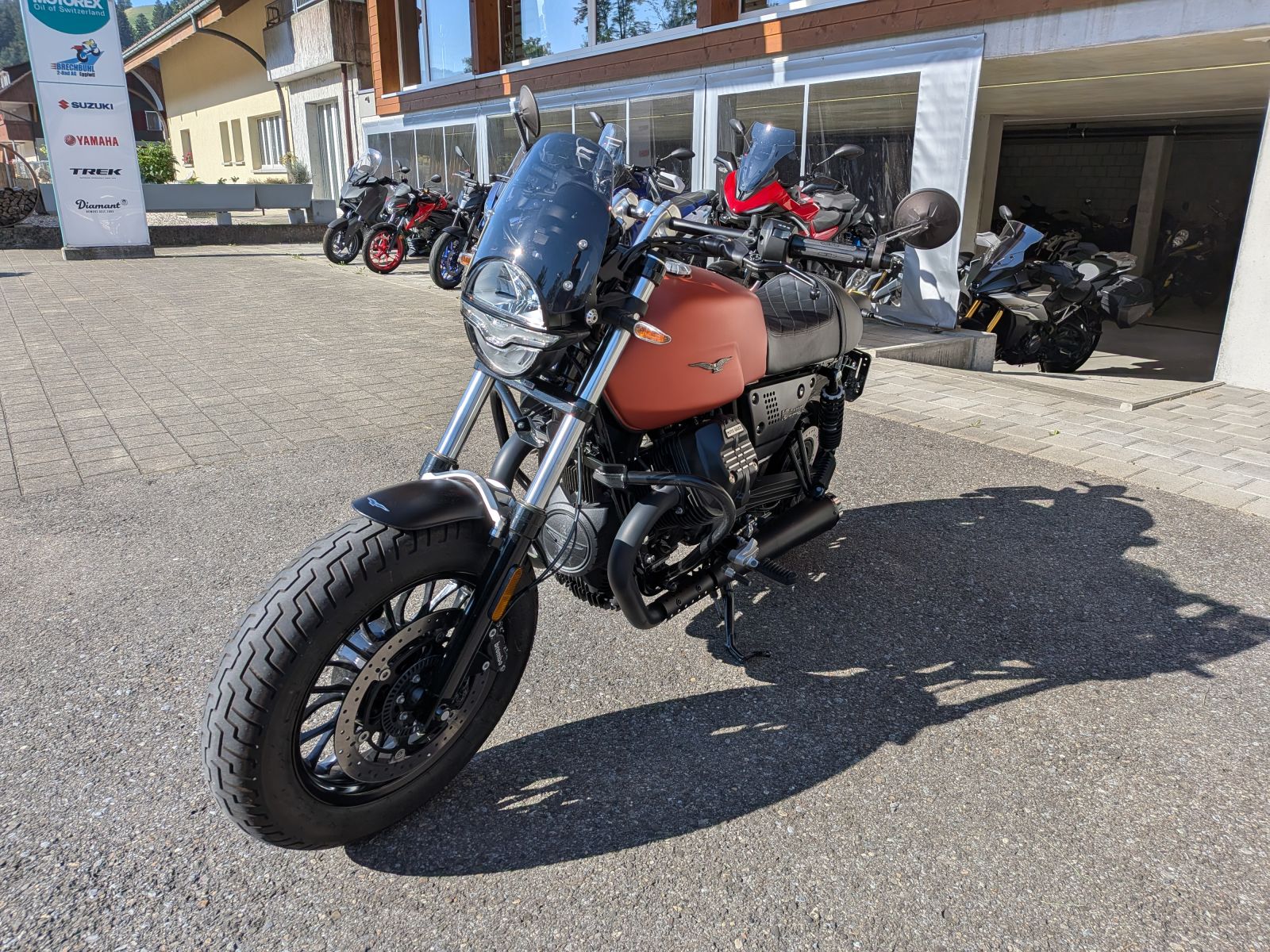 MOTO GUZZI V9 850 Bobber-image-2