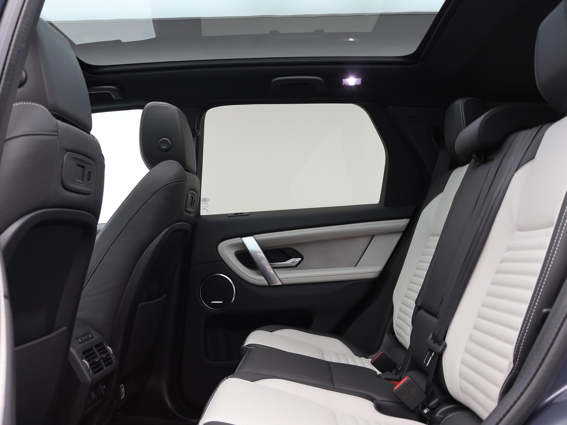 LAND ROVER Discovery Sport 1.5 T 270e Dynamic HSE-showroom-element-3