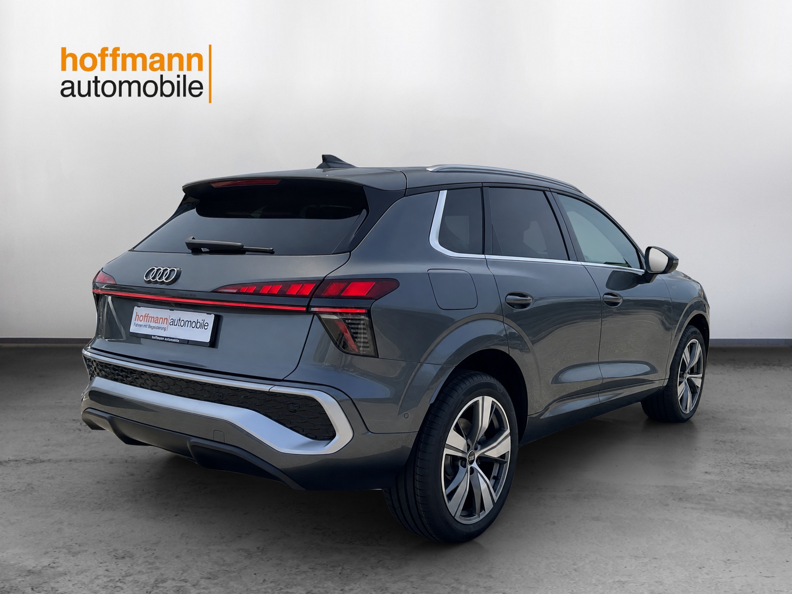 AUDI Q3 SUV e-hybrid 200 kW S tronig-showroom-element-3