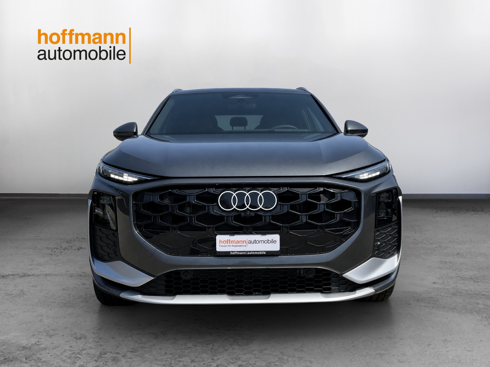 AUDI Q3 SUV e-hybrid 200 kW S tronig-showroom-element-1