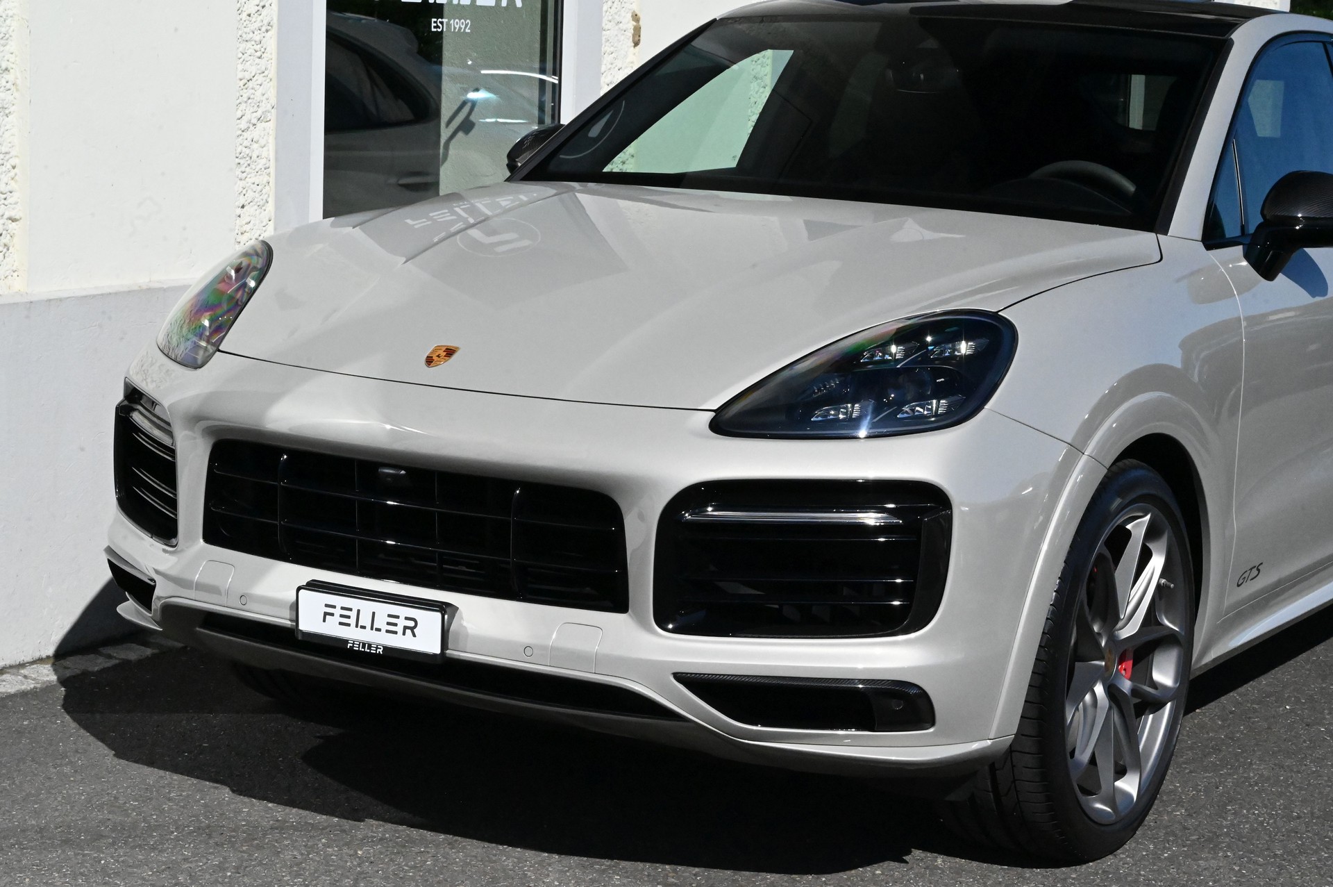 PORSCHE Cayenne GTS Coupé **Cashmere Beige**-showroom-element-1