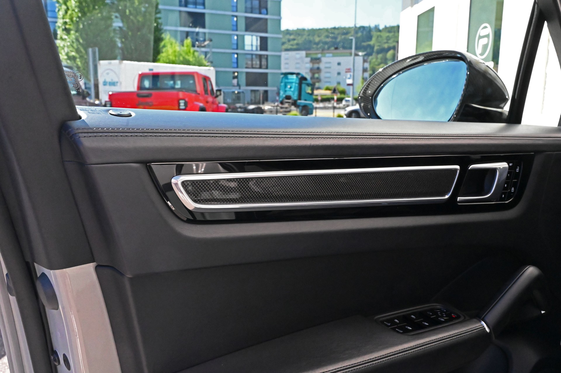 PORSCHE Cayenne GTS Coupé **Cashmere Beige**-image-18