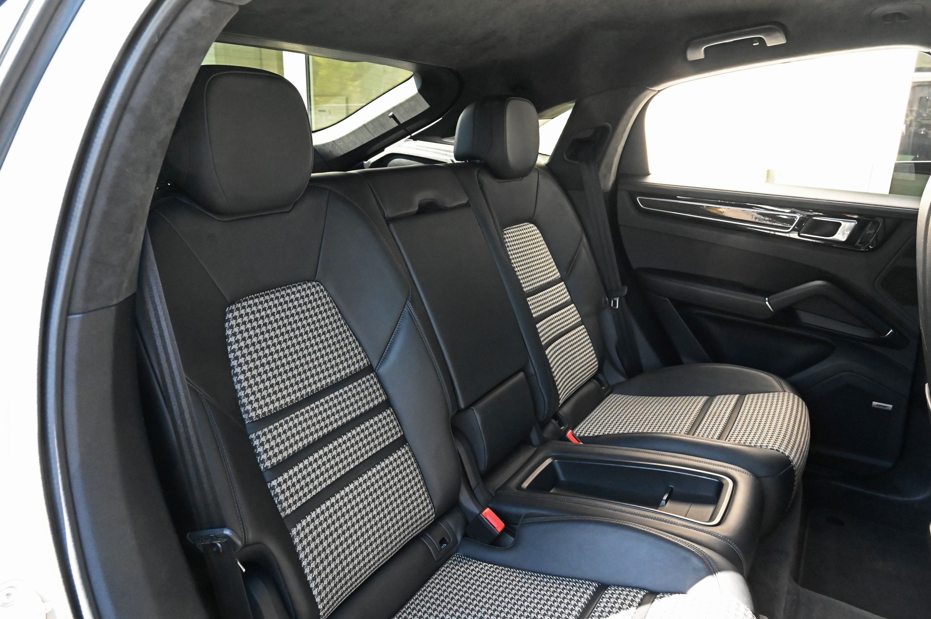 PORSCHE Cayenne GTS Coupé **Cashmere Beige**-image-21