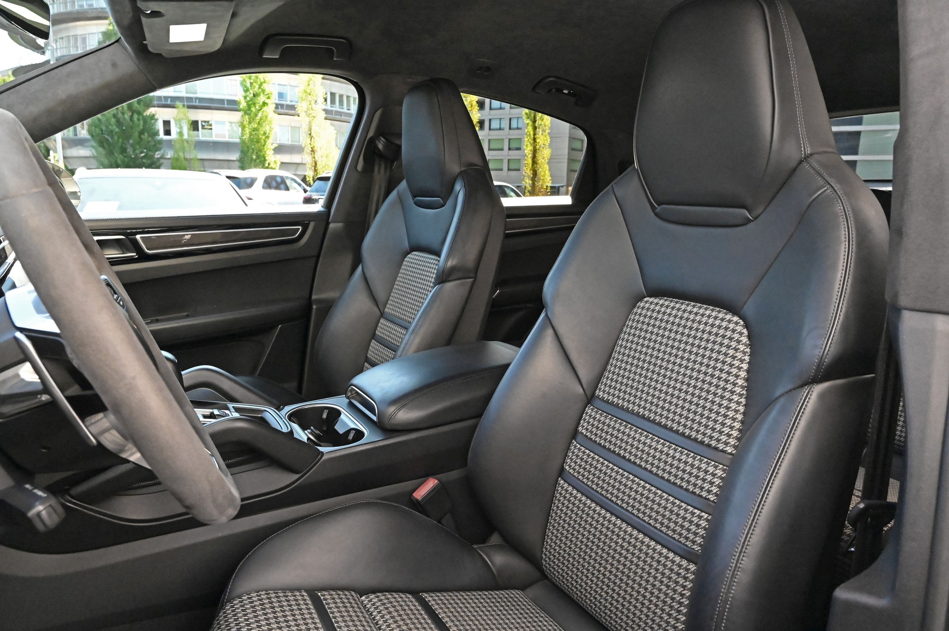PORSCHE Cayenne GTS Coupé **Cashmere Beige**-image-14