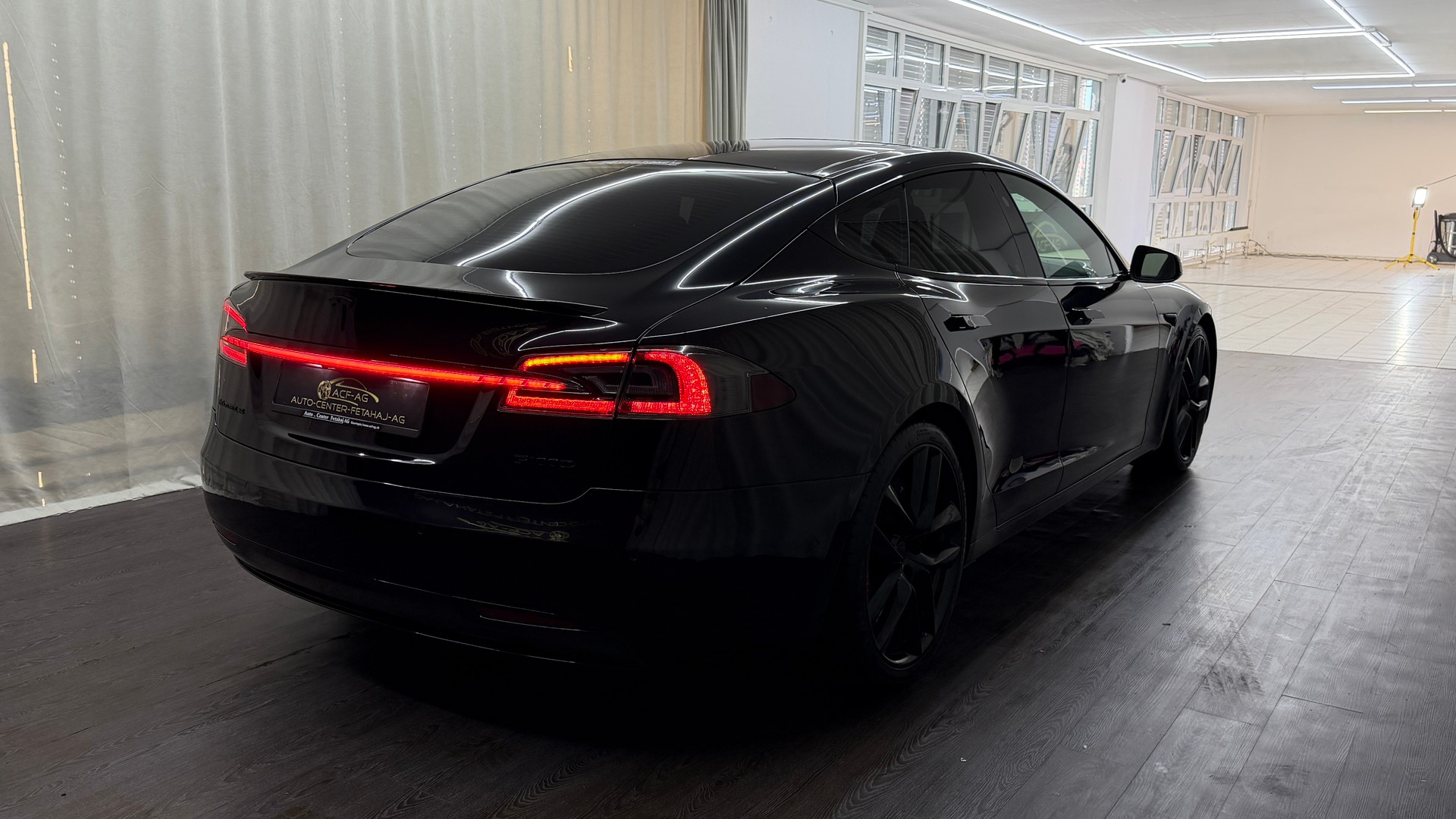 TESLA Model S 100 D Performance-showroom-element-3