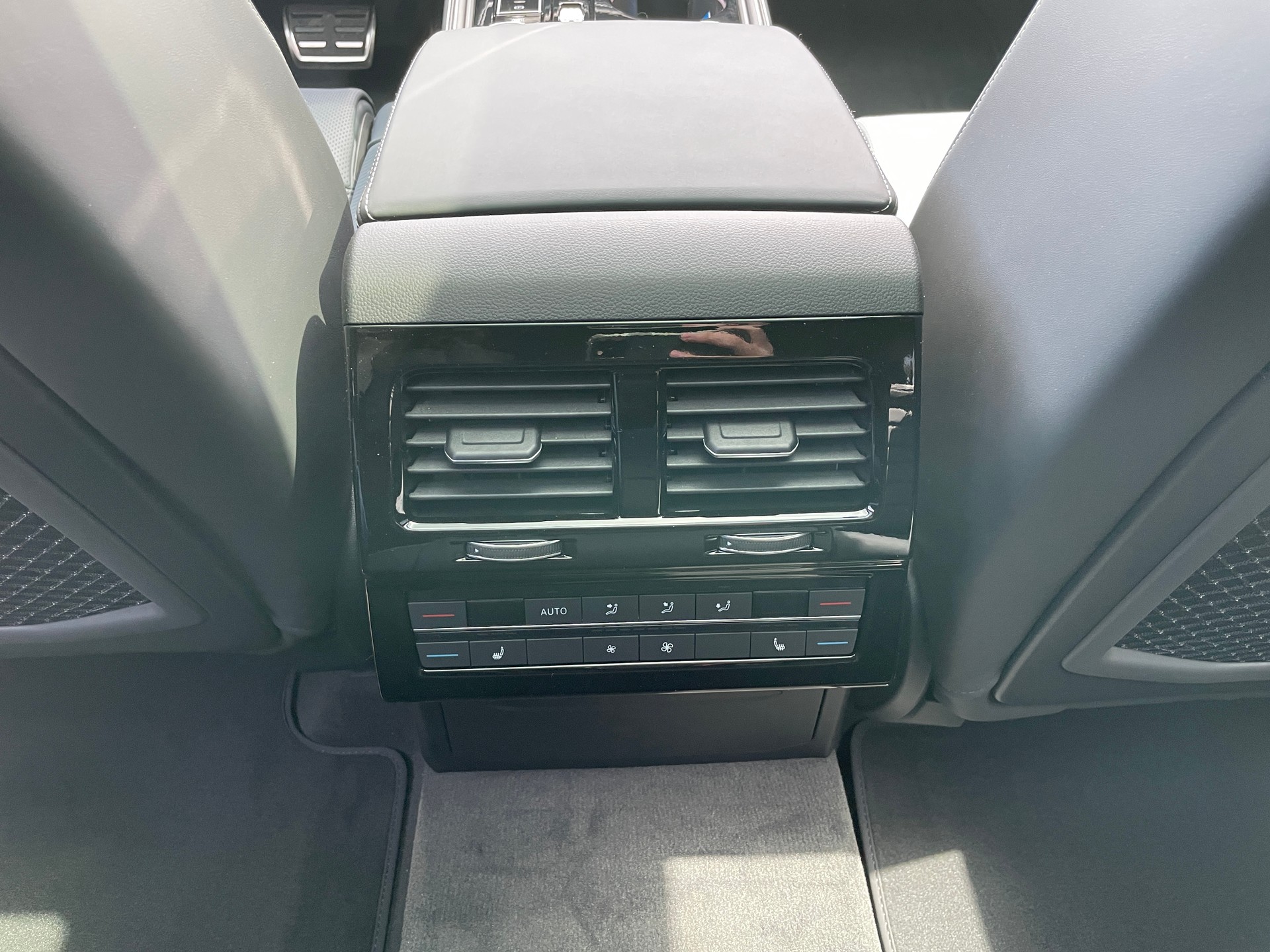 VW Touareg 3.0 TDI R-Line Final Edition Tiptronic-image-23