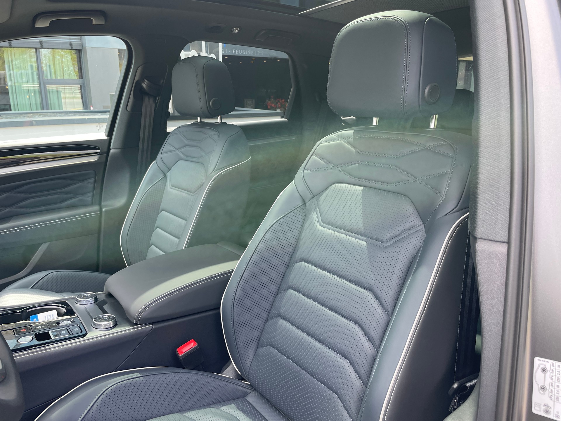 VW Touareg 3.0 TDI R-Line Final Edition Tiptronic-image-17