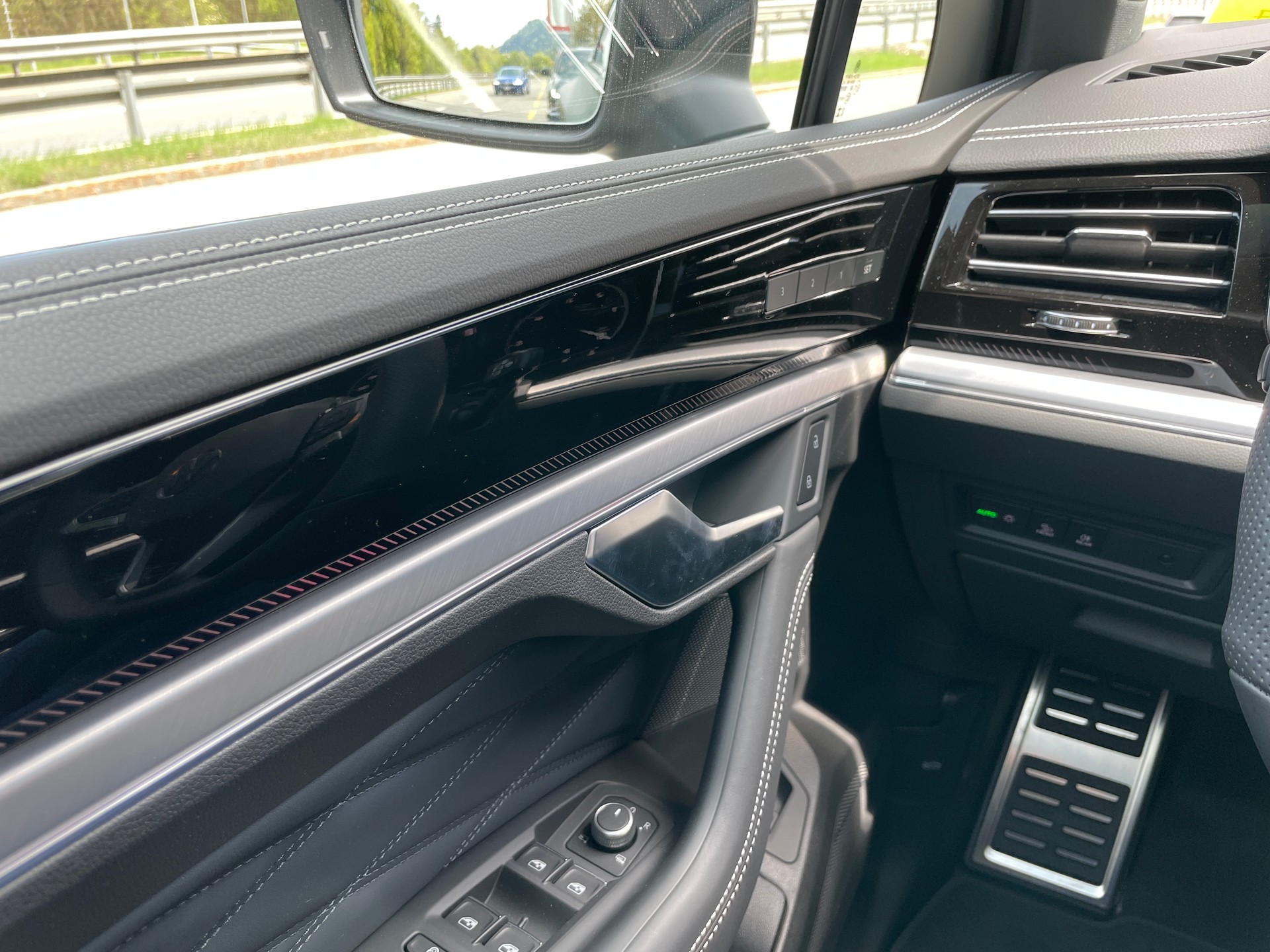 VW Touareg 3.0 TDI R-Line Final Edition Tiptronic-image-28