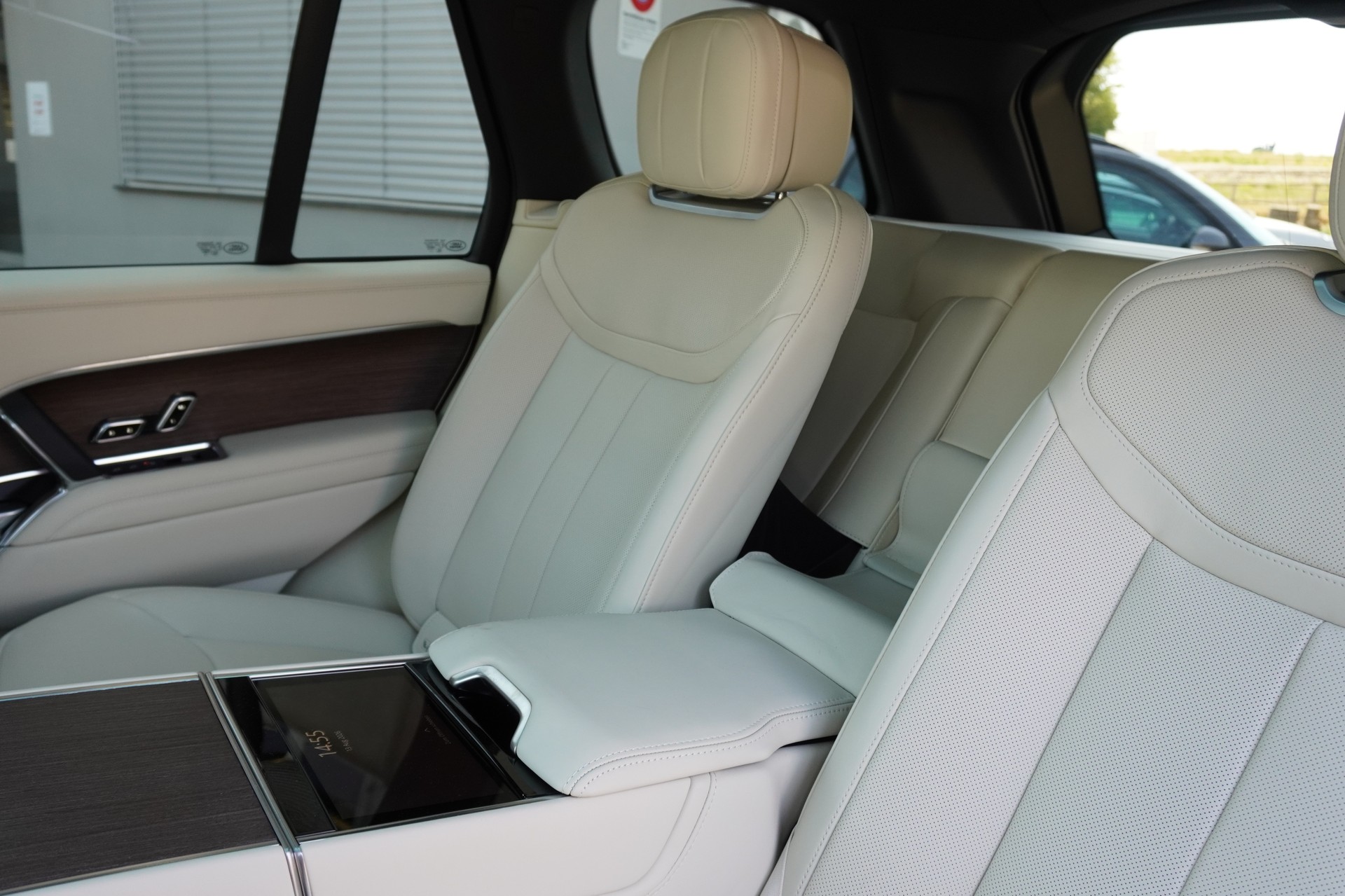 LAND ROVER Range Rover P550e Si6 PHEV HSE Automatic-showroom-element-2