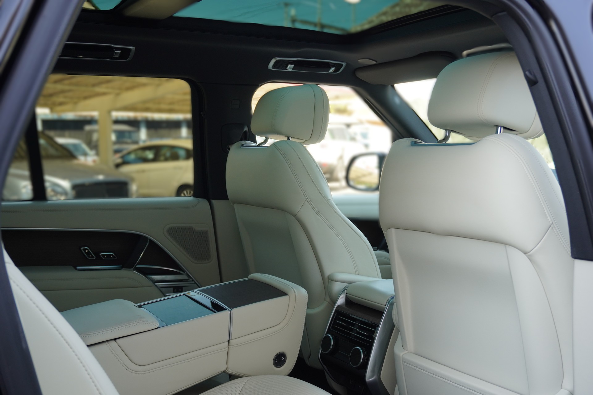 LAND ROVER Range Rover P550e Si6 PHEV HSE Automatic-showroom-element-3
