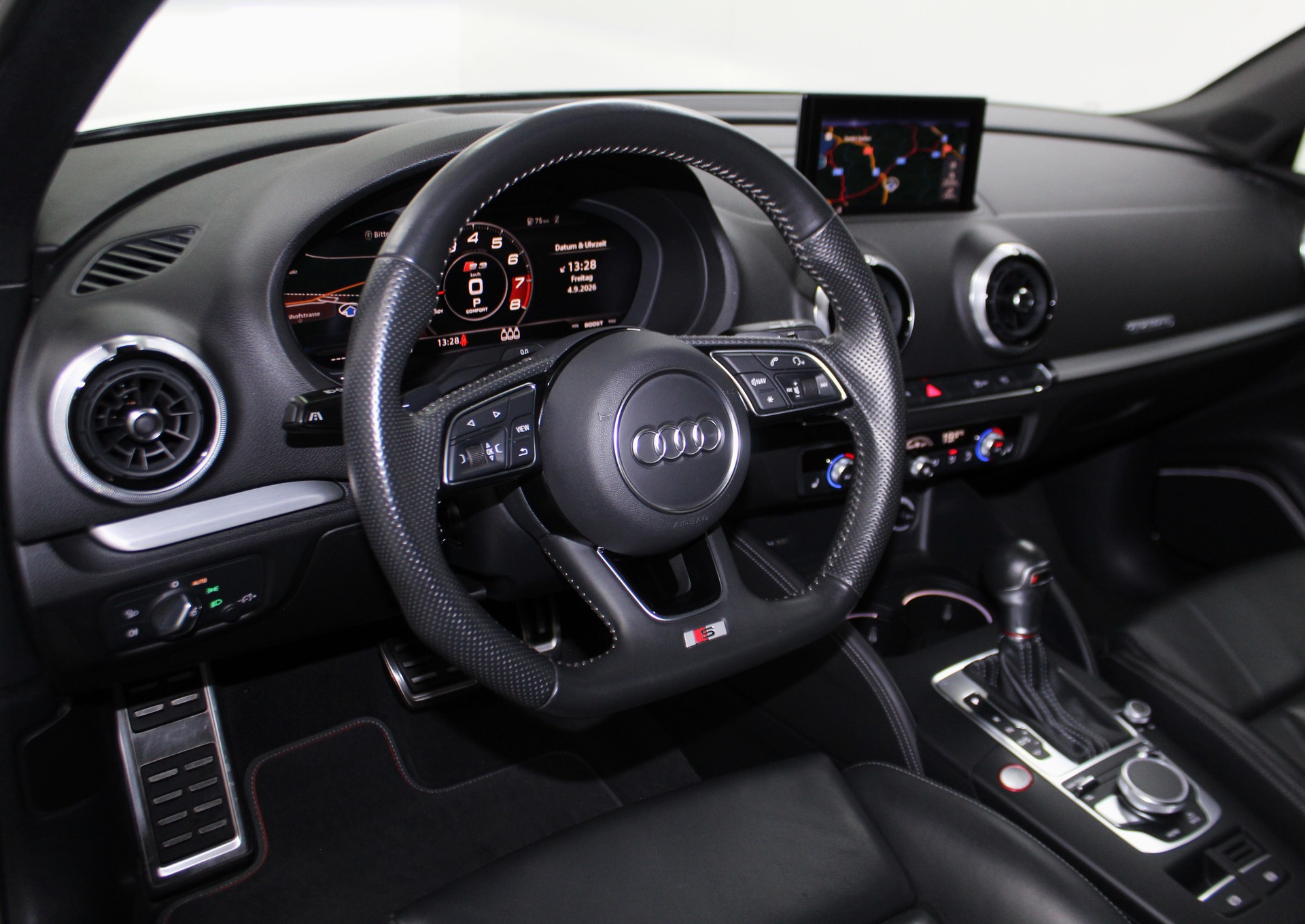 AUDI S3 Sportback 2.0 TFSI quattro S-tronic Optikpaket schwarz / CH-Fahrzeug-image-10