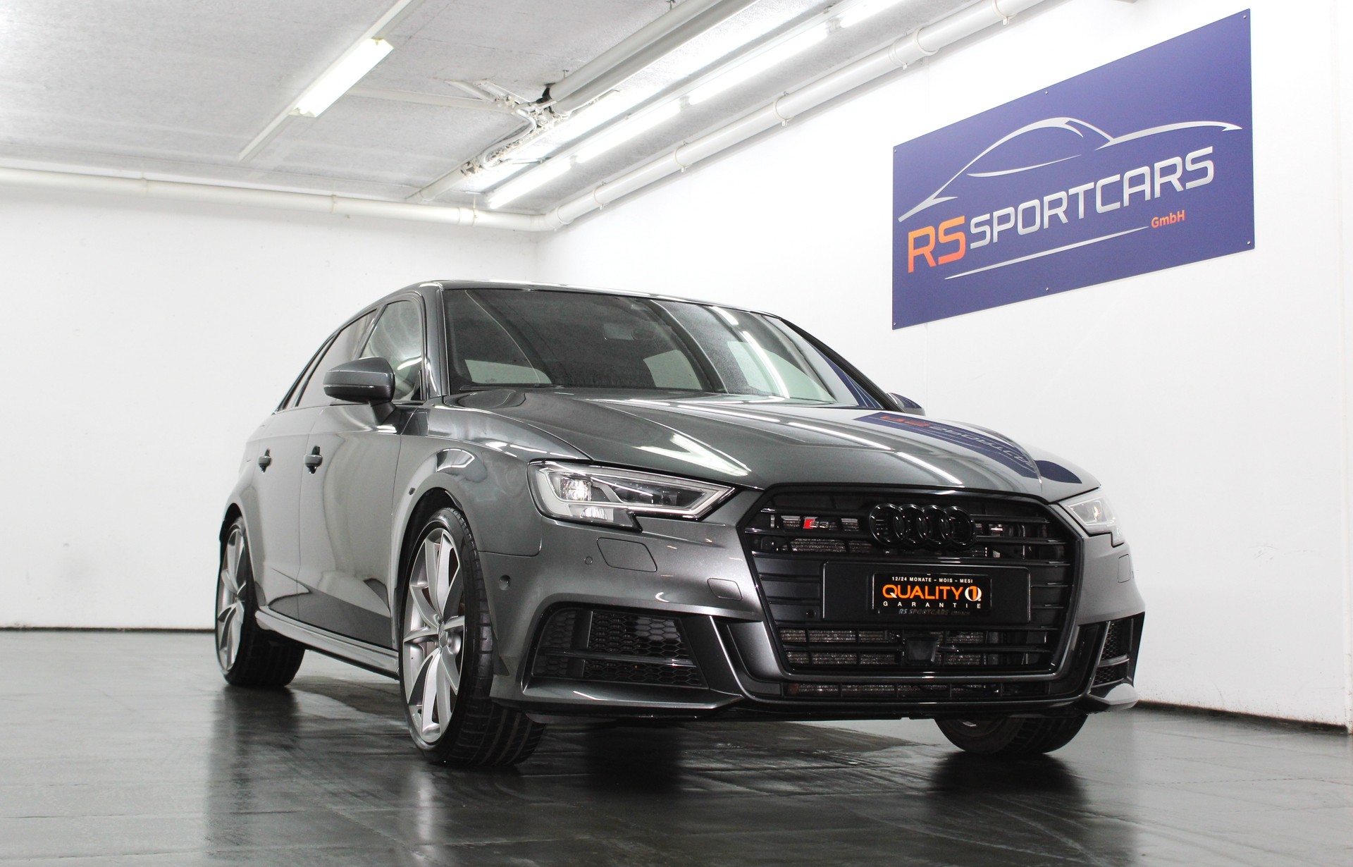 AUDI S3 Sportback 2.0 TFSI quattro S-tronic Optikpaket schwarz / CH-Fahrzeug-showroom-element-1