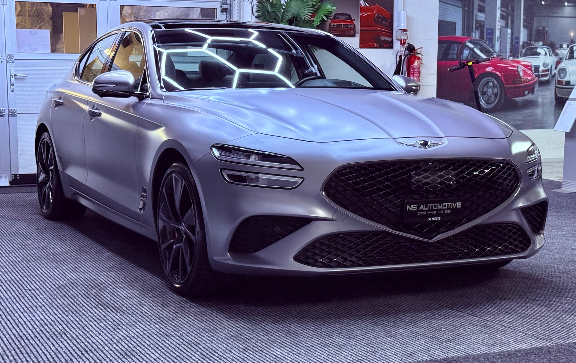 GENESIS G70 2.0 TGDI Sport AT8 AWD * BOND SILVER SANDSTORM GRAY (MATT)-showroom-element-2