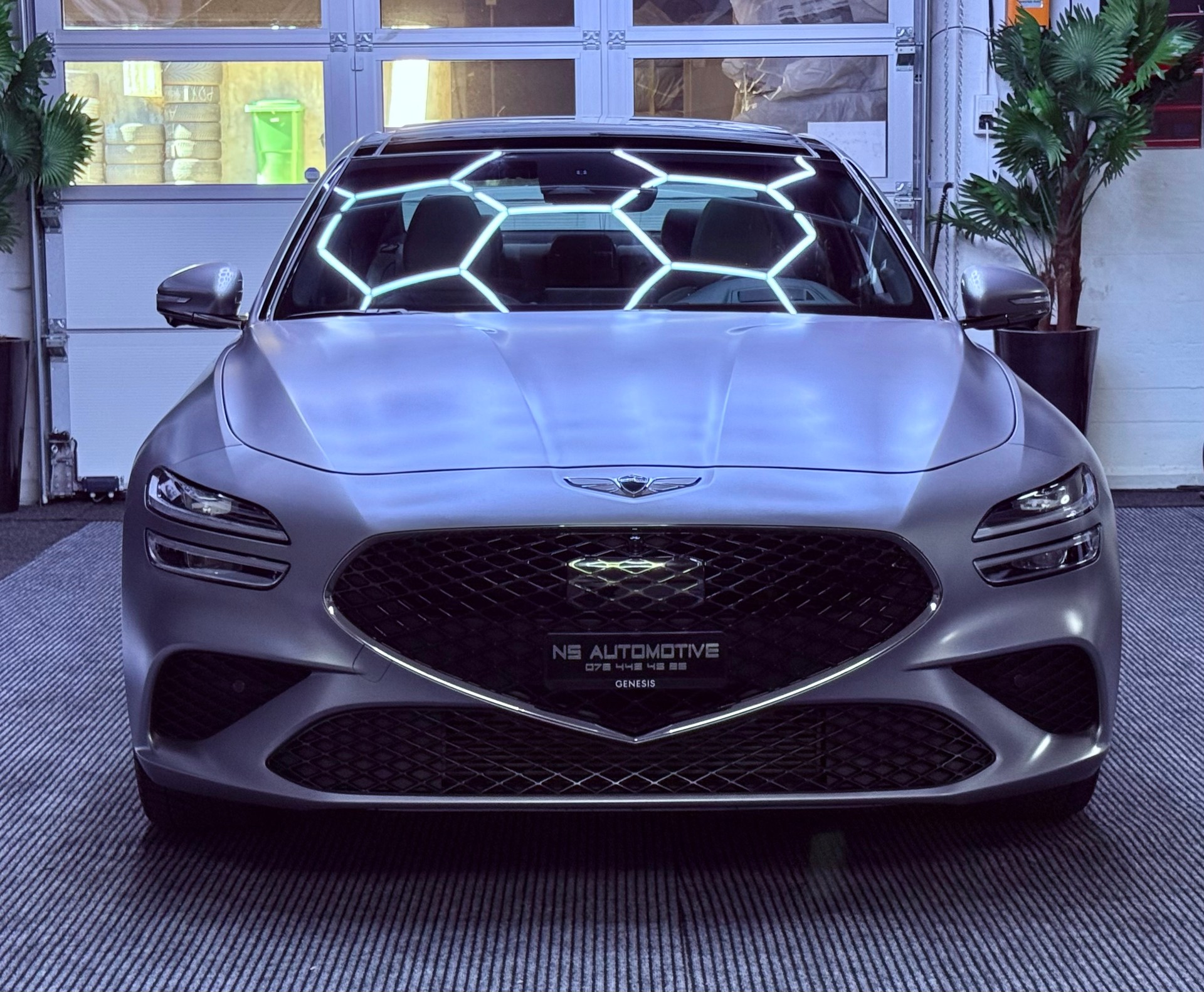 GENESIS G70 2.0 TGDI Sport AT8 AWD * BOND SILVER SANDSTORM GRAY (MATT)-showroom-element-1