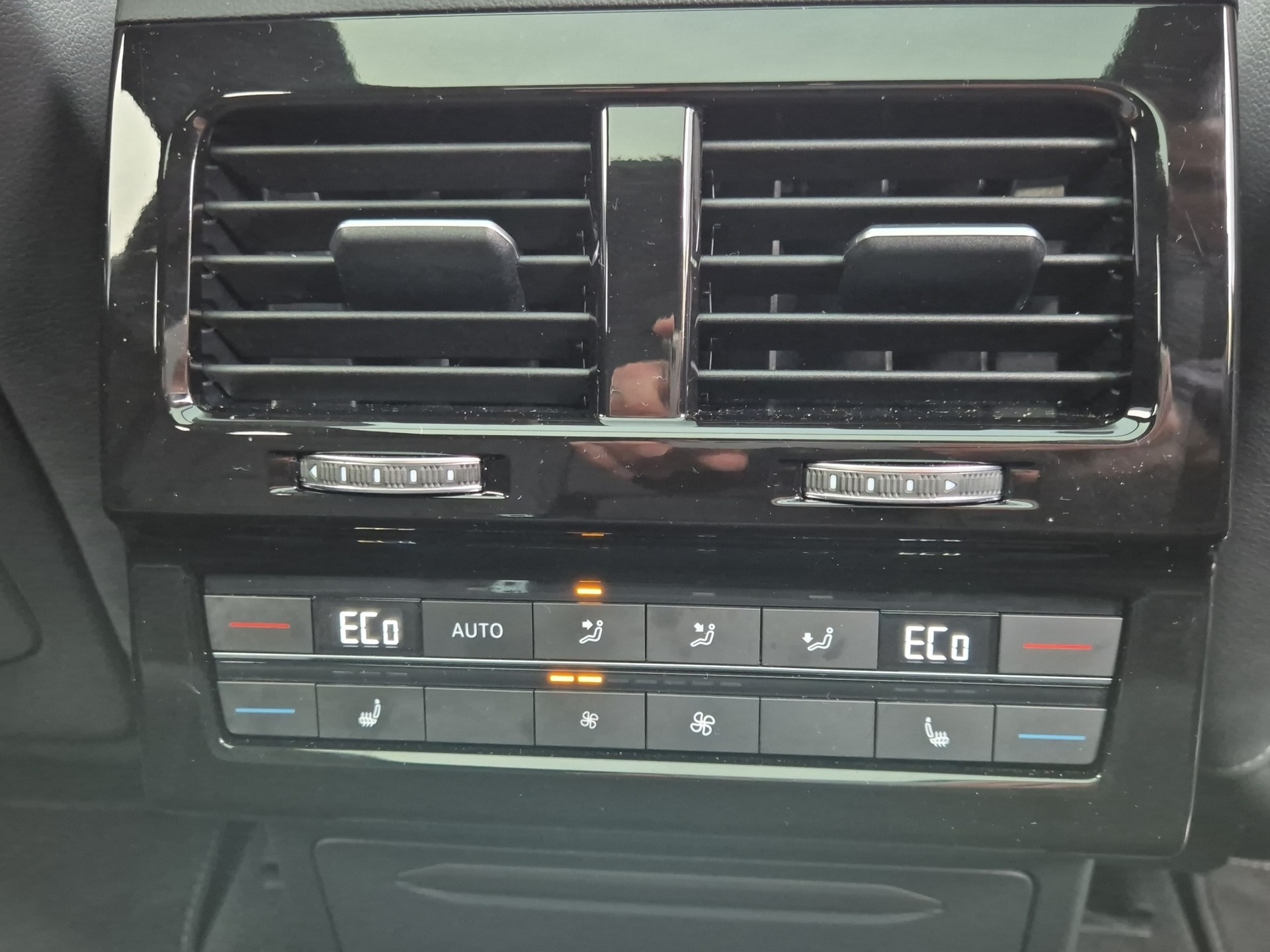 VW Touareg 3.0 TDI R-Line Tiptronic-image-22