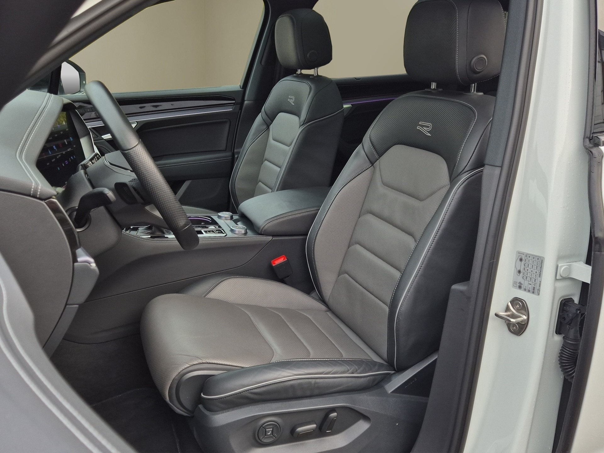 VW Touareg 3.0 TDI R-Line Tiptronic-image-9