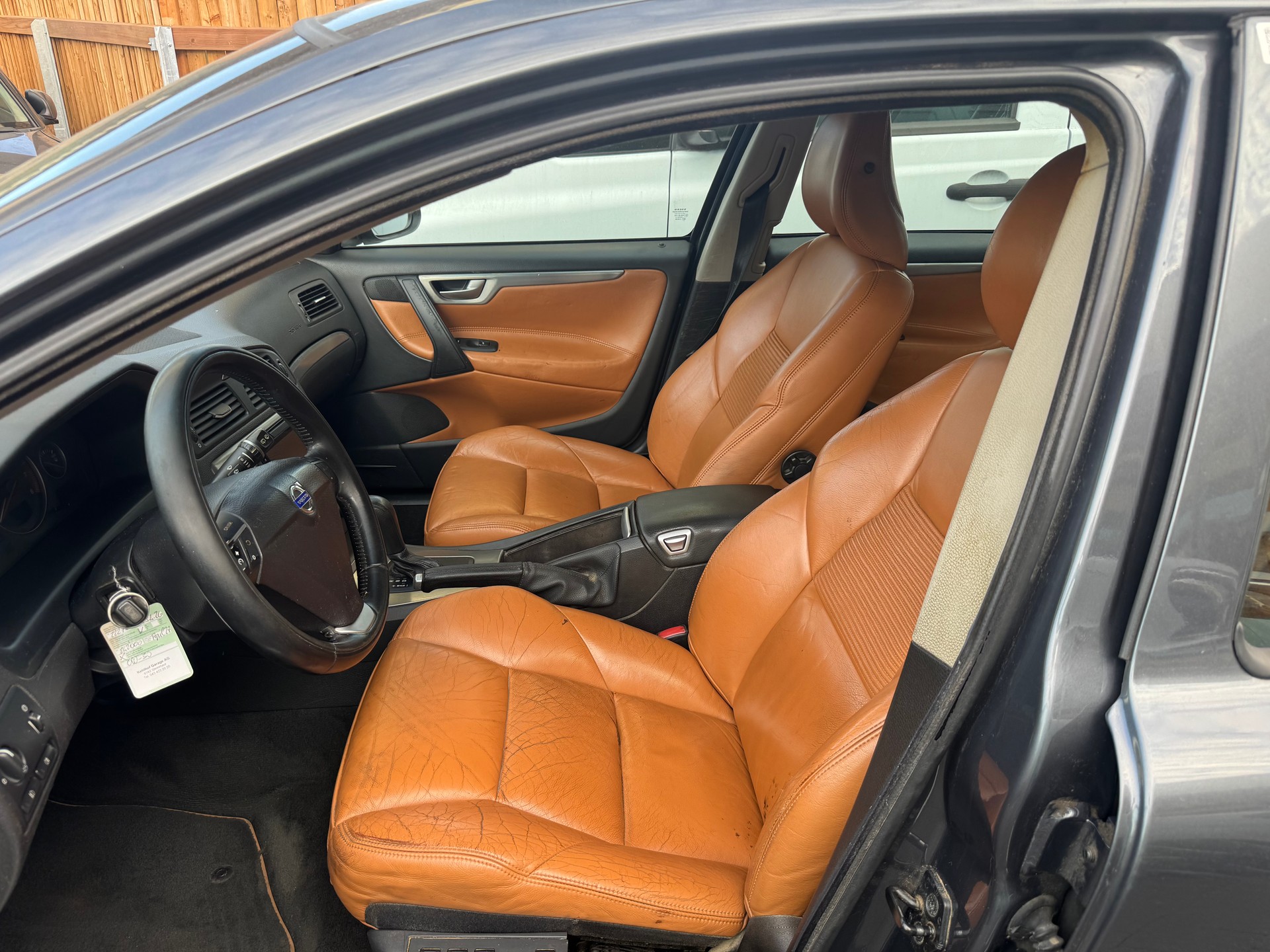 VOLVO V70 2.5T Kinetic-image-2