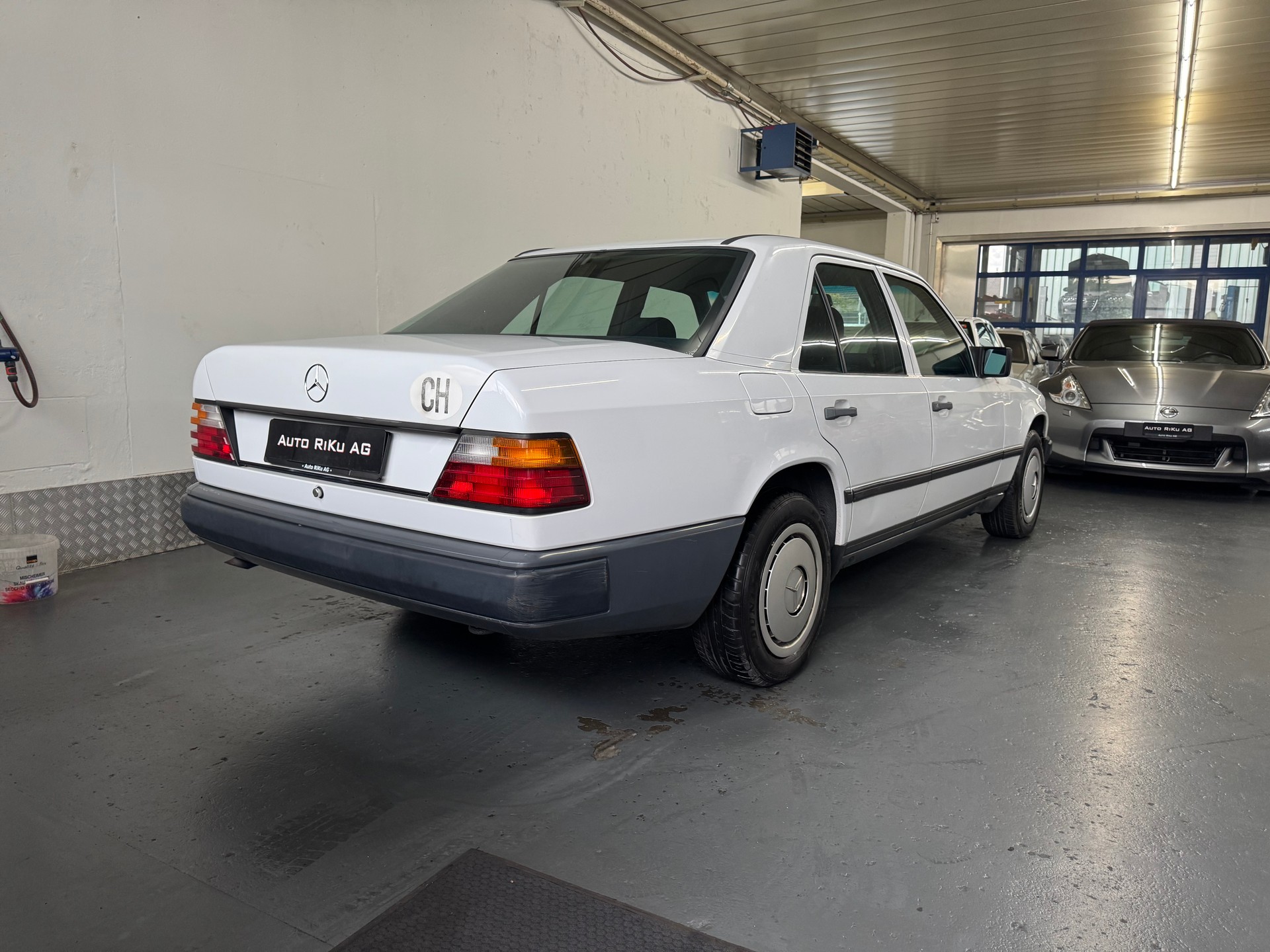 MERCEDES-BENZ 230 E-image-8