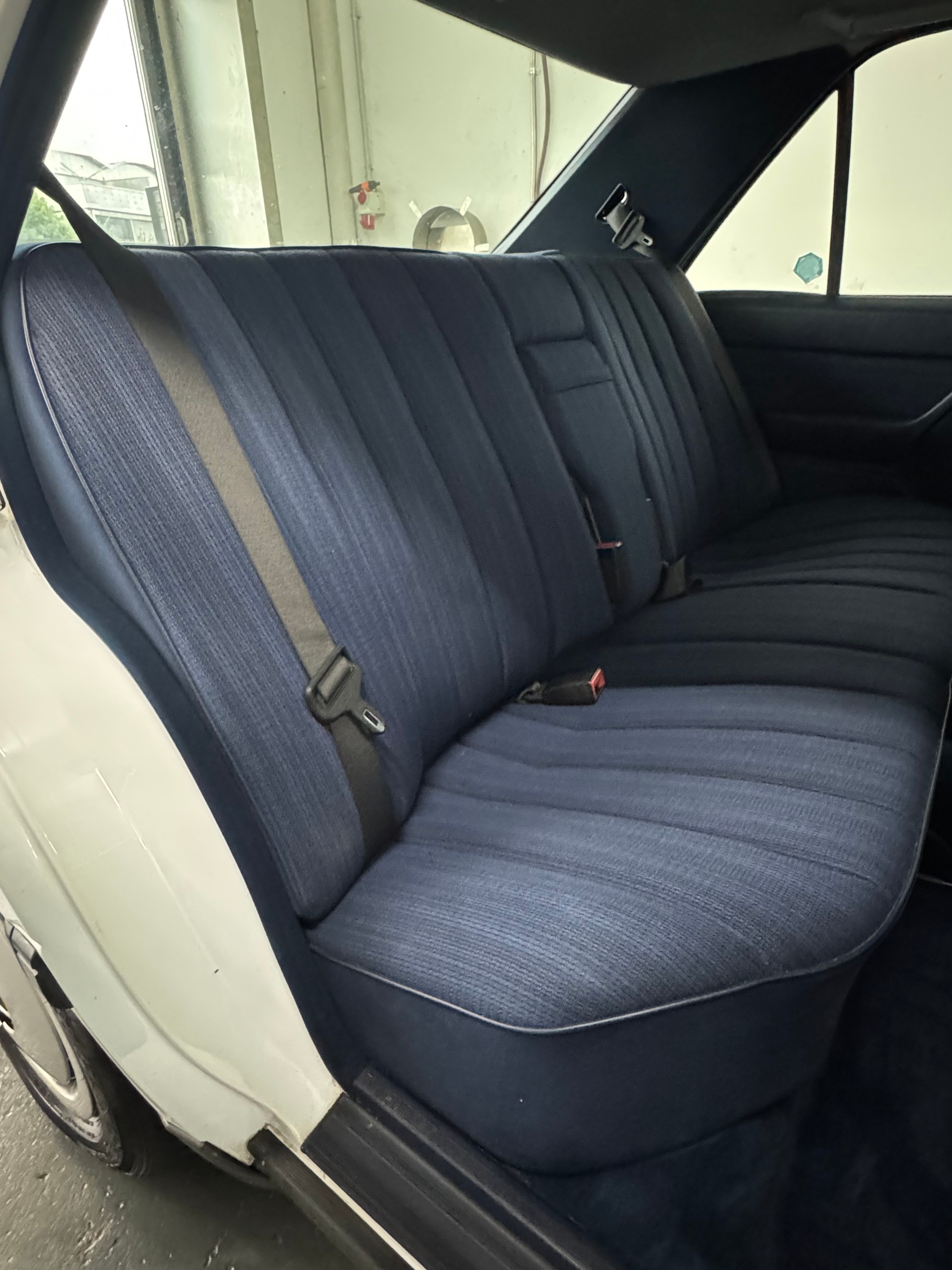 MERCEDES-BENZ 230 E-image-20