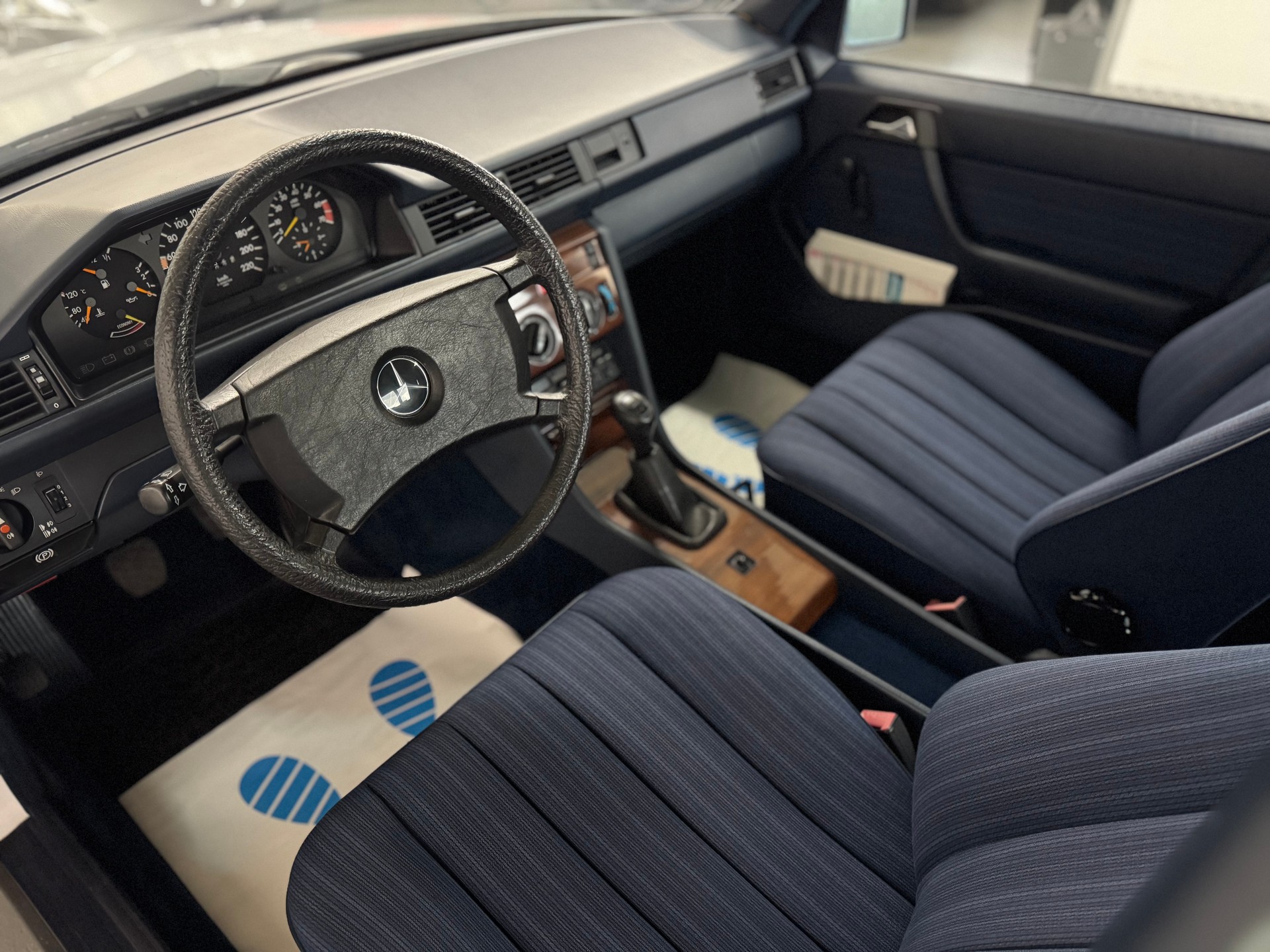 MERCEDES-BENZ 230 E-image-12