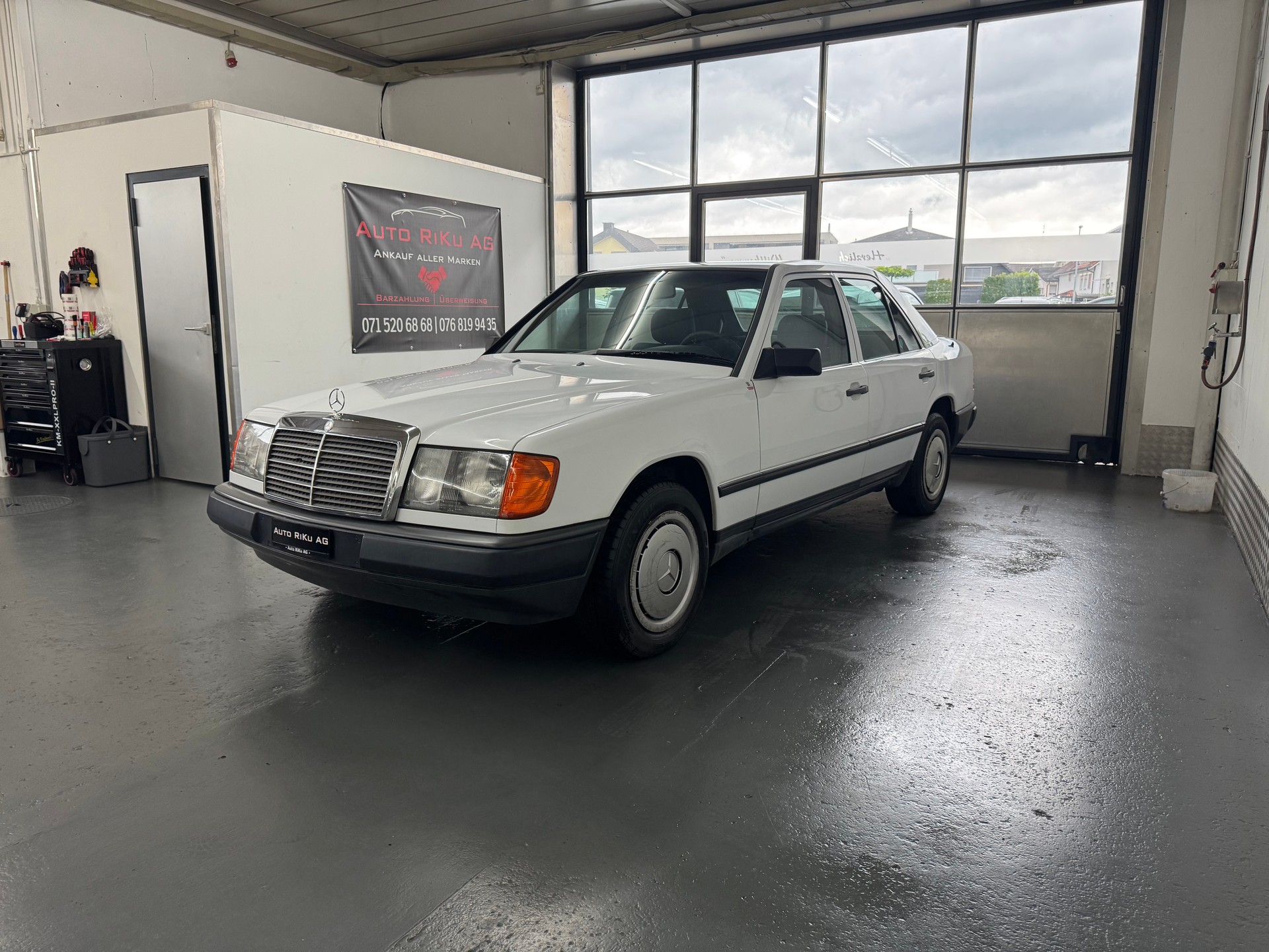 MERCEDES-BENZ 230 E-image-5