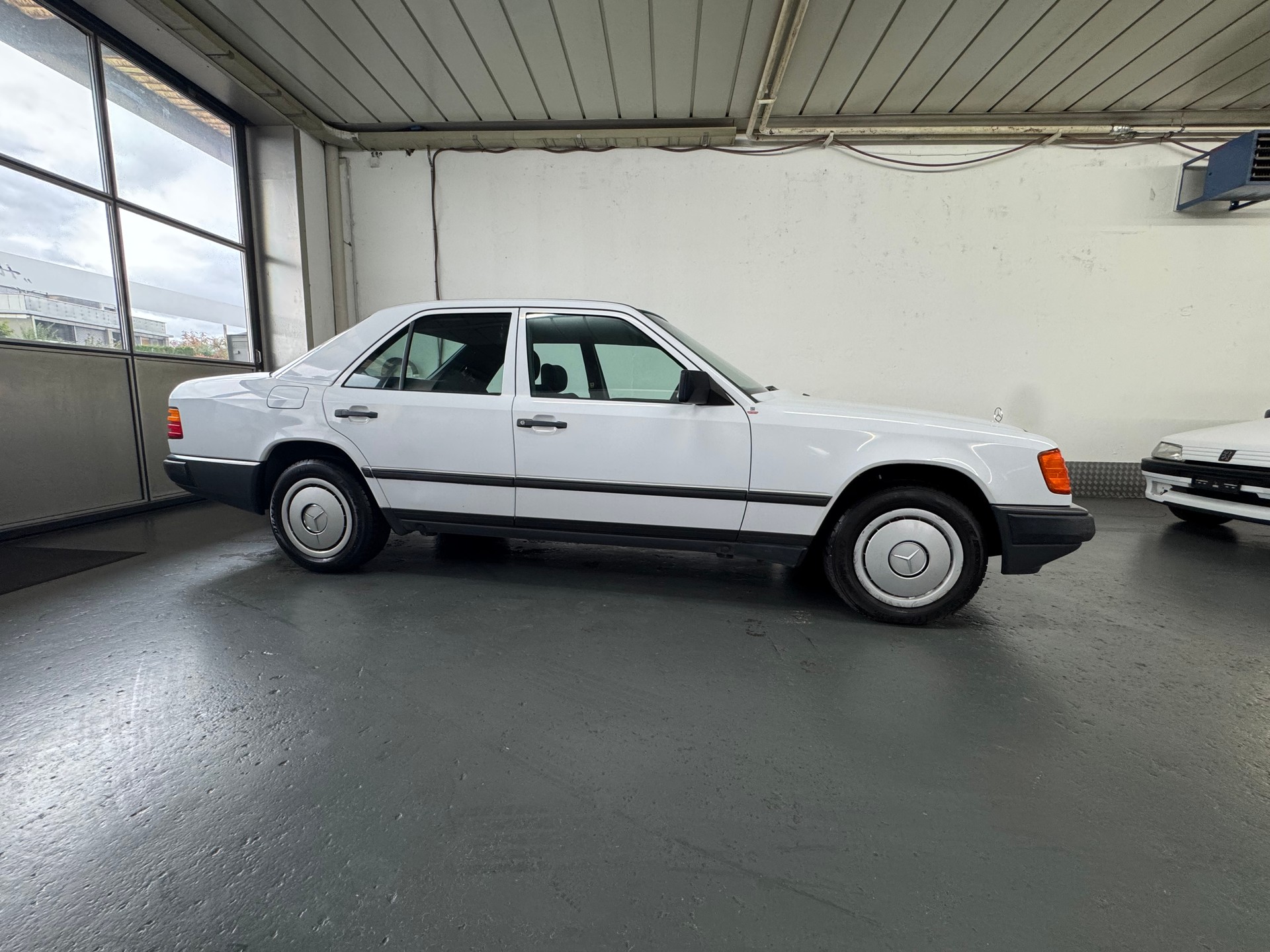MERCEDES-BENZ 230 E-image-6