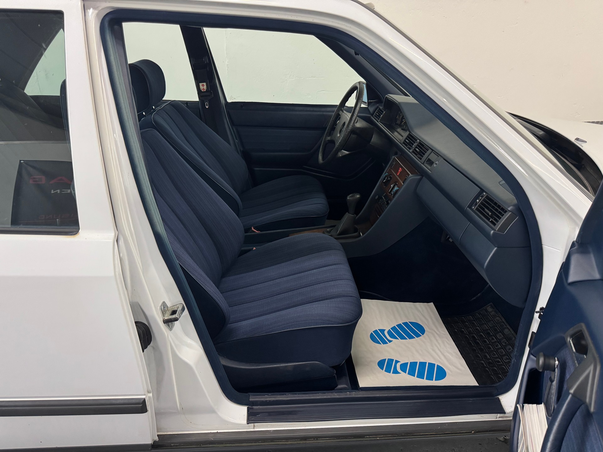 MERCEDES-BENZ 230 E-image-17