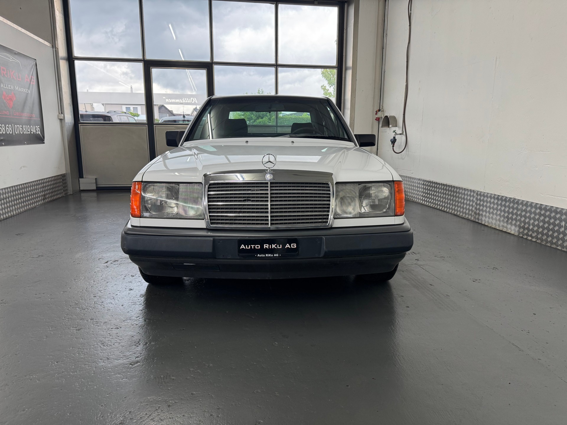 MERCEDES-BENZ 230 E-showroom-element-3