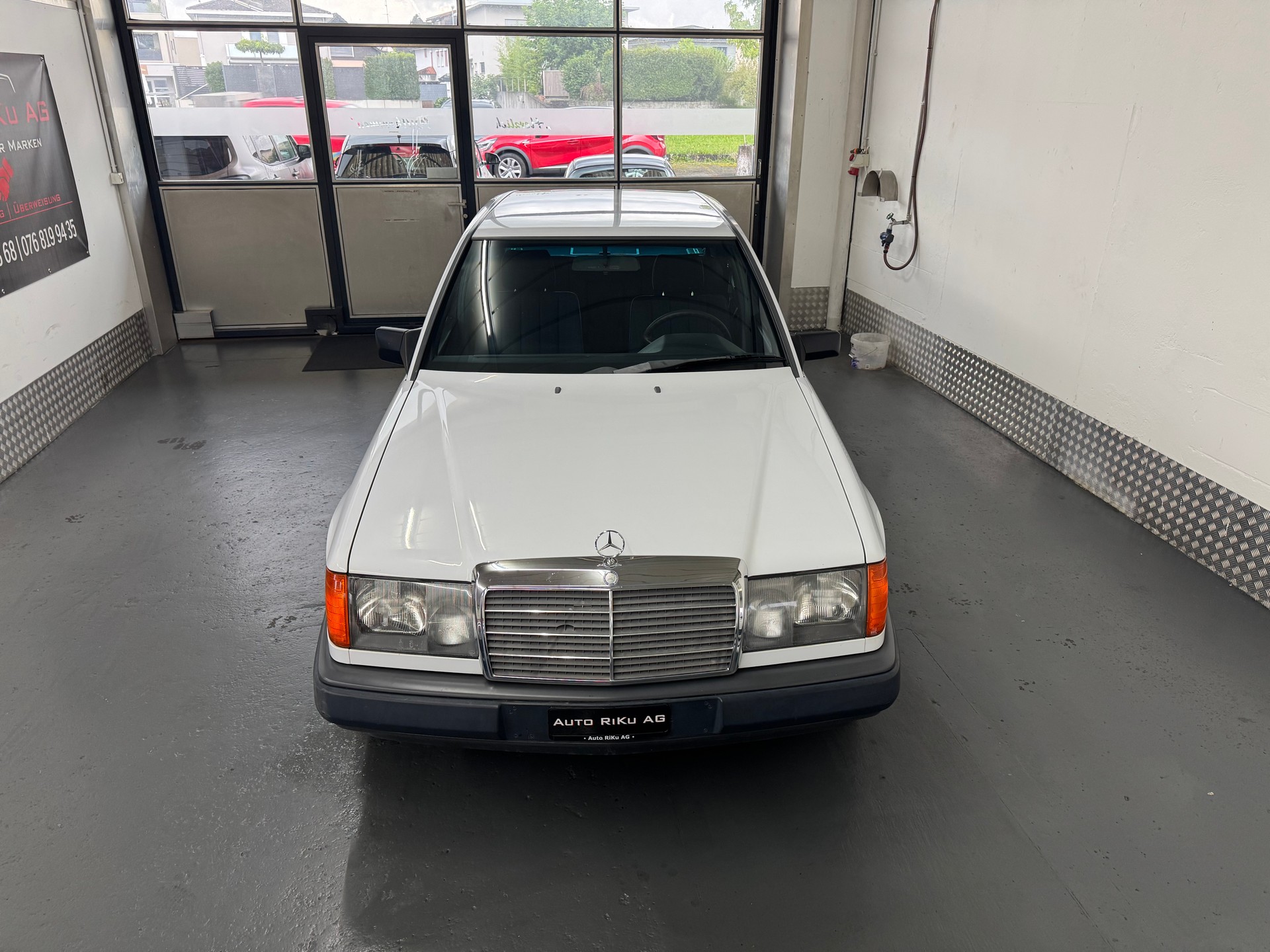 MERCEDES-BENZ 230 E-showroom-element-2
