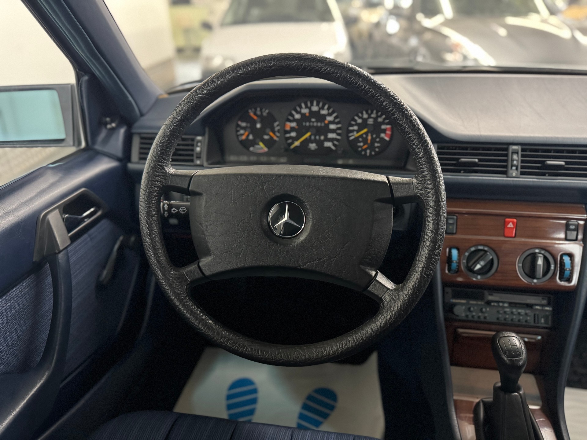 MERCEDES-BENZ 230 E-image-16