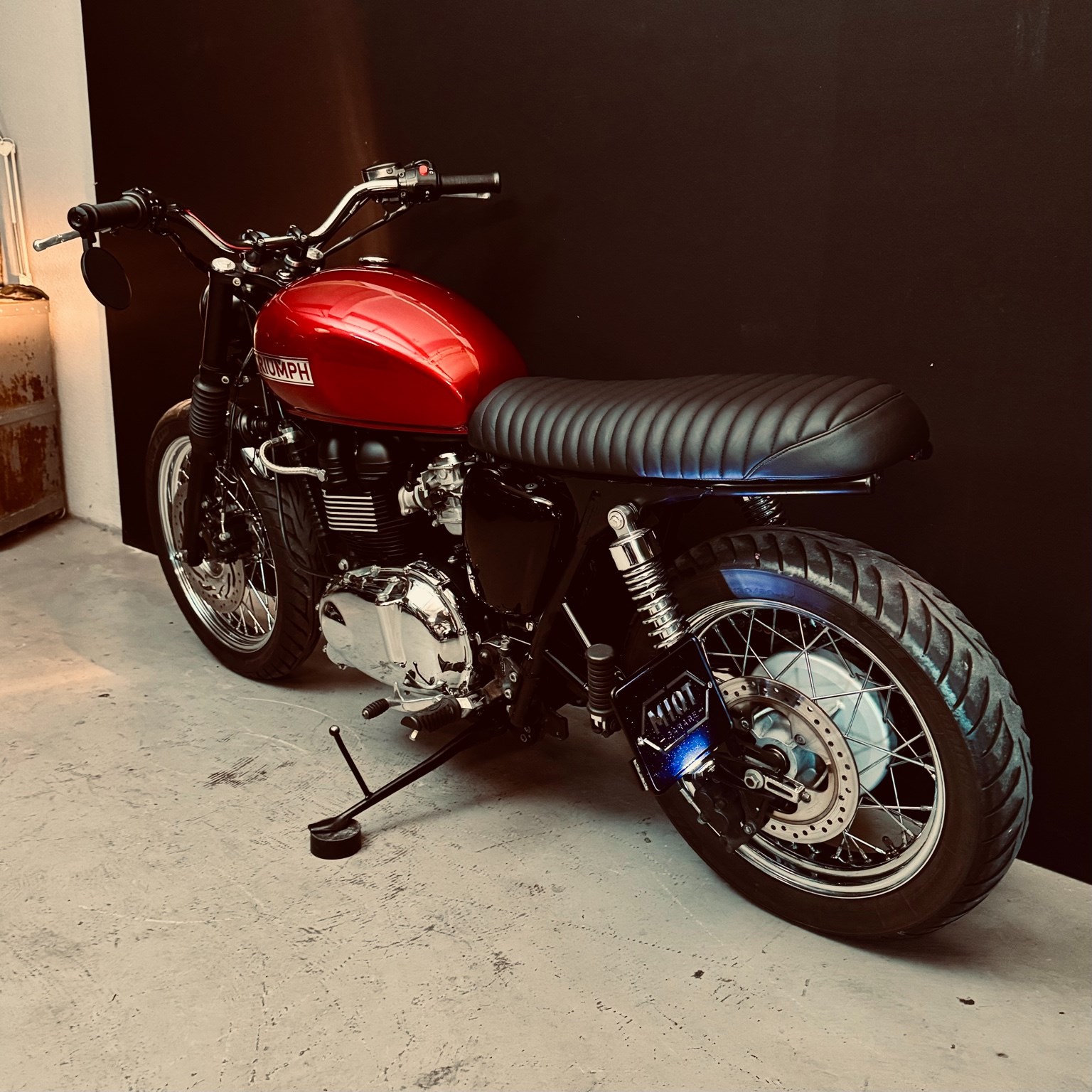 TRIUMPH Bonneville 900 i T 100-image-2